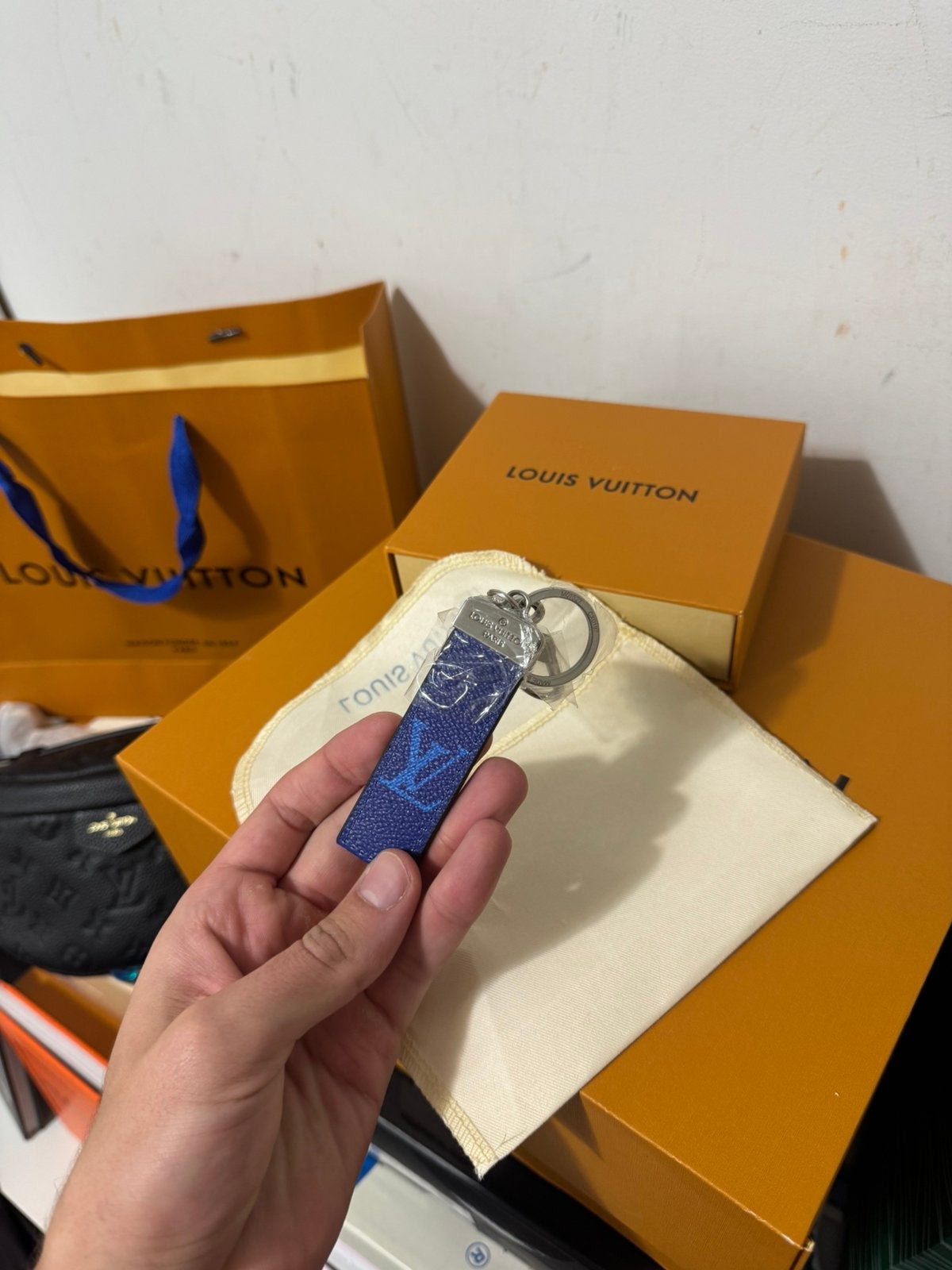 Louis Vuitton LV Dragonne Monogram Chromatic Key Holder, Ophalen of Verzenden