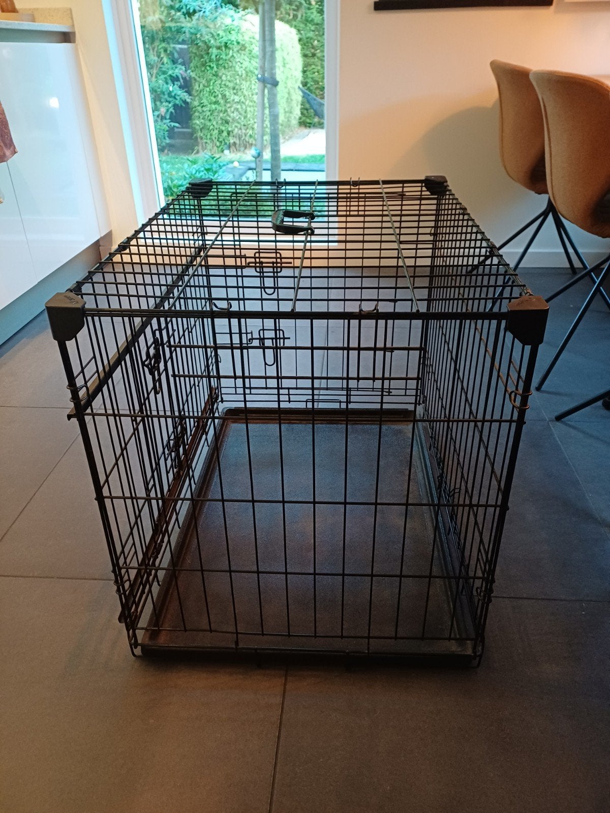 Bench zwart met schuifdeur inklapbaar met gratis trixie spel, Dieren en Toebehoren, Hondenhokken, Ophalen, Gebruikt, 75 tot 110 cm