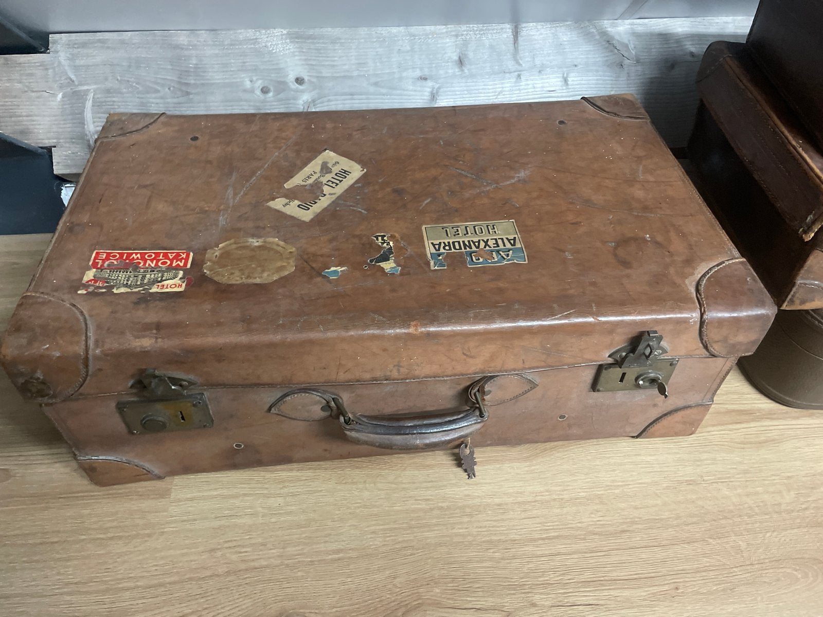 Antieke koffer met stoffenbekleding en hotel emblemen, Ophalen