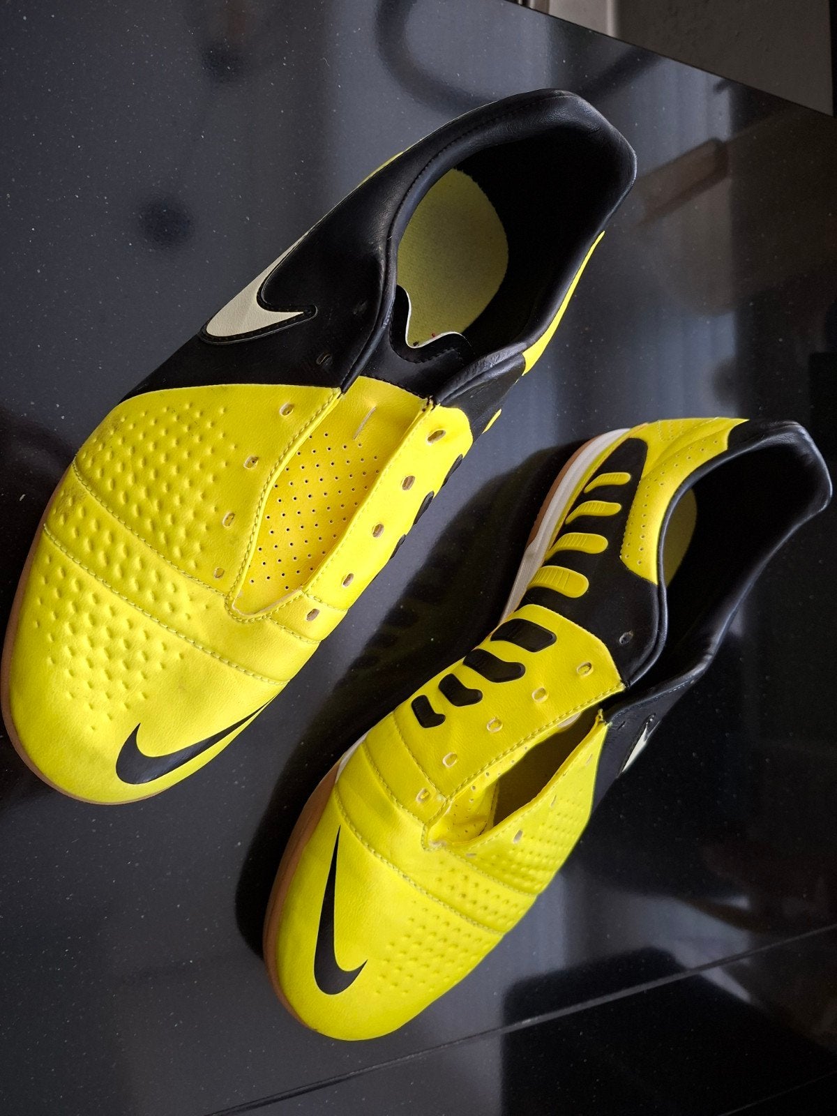 Nike zaalvoetbalschoenen geel/zwart (360CTR), Maat XS of kleiner, Schoenen, Ophalen of Verzenden, Zo goed als nieuw