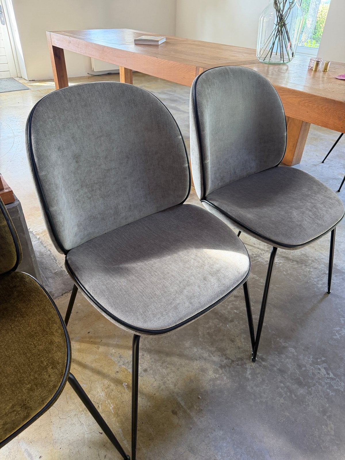 Gubi Beetle stoelen - 2 stuks in licht grijs, Ophalen, Gebruikt, Overige kleuren, Vier