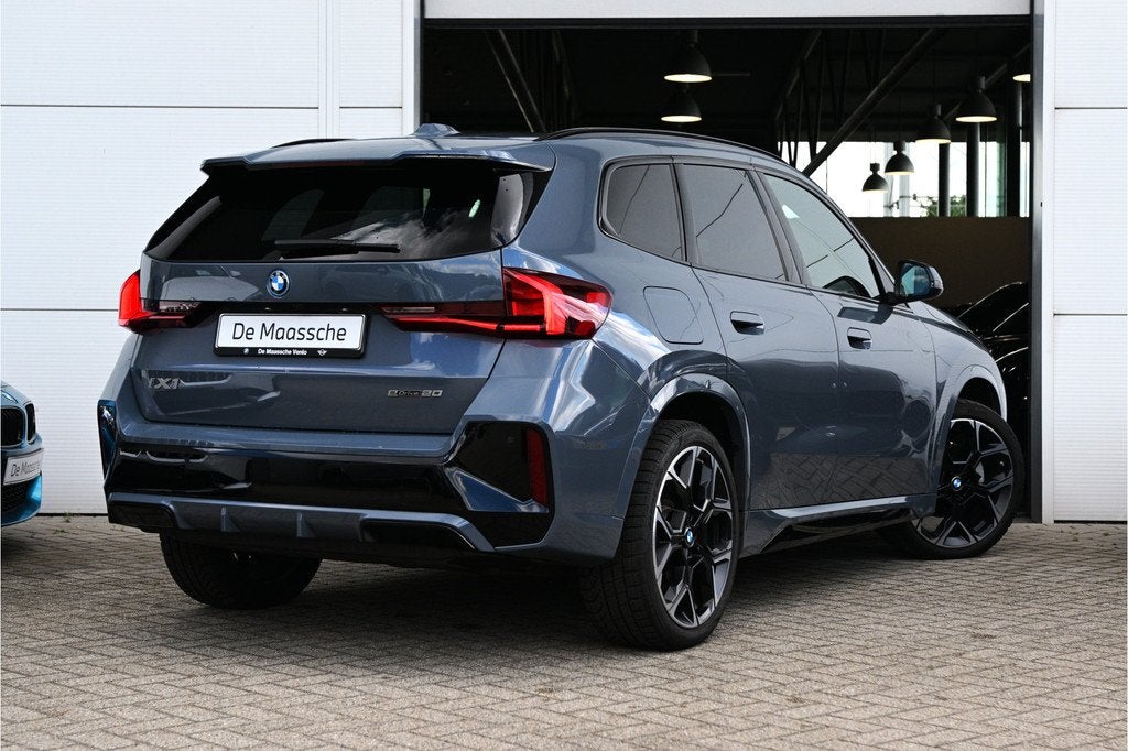 BMW iX1 eDrive20 M Sport / Sportstoelen / Achteruitrijcamera, Auto's, BMW, Gebruikt, Met garantie (alle), 24 min, Origineel Nederlands