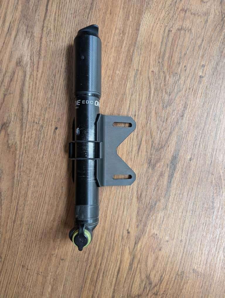 Houder voor OneUp EDC Pomp & andere 29mm doorsnede fietspomp, Ophalen of Verzenden, Nieuw
