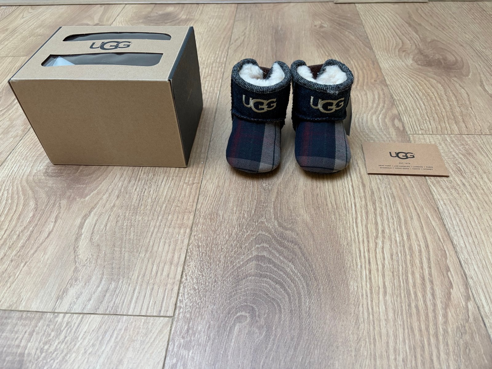 Nieuwe UGG babyschoentjes maat 16 (0-6 maanden), Ophalen, Nieuw, Jongetje of Meisje, Laarsjes
