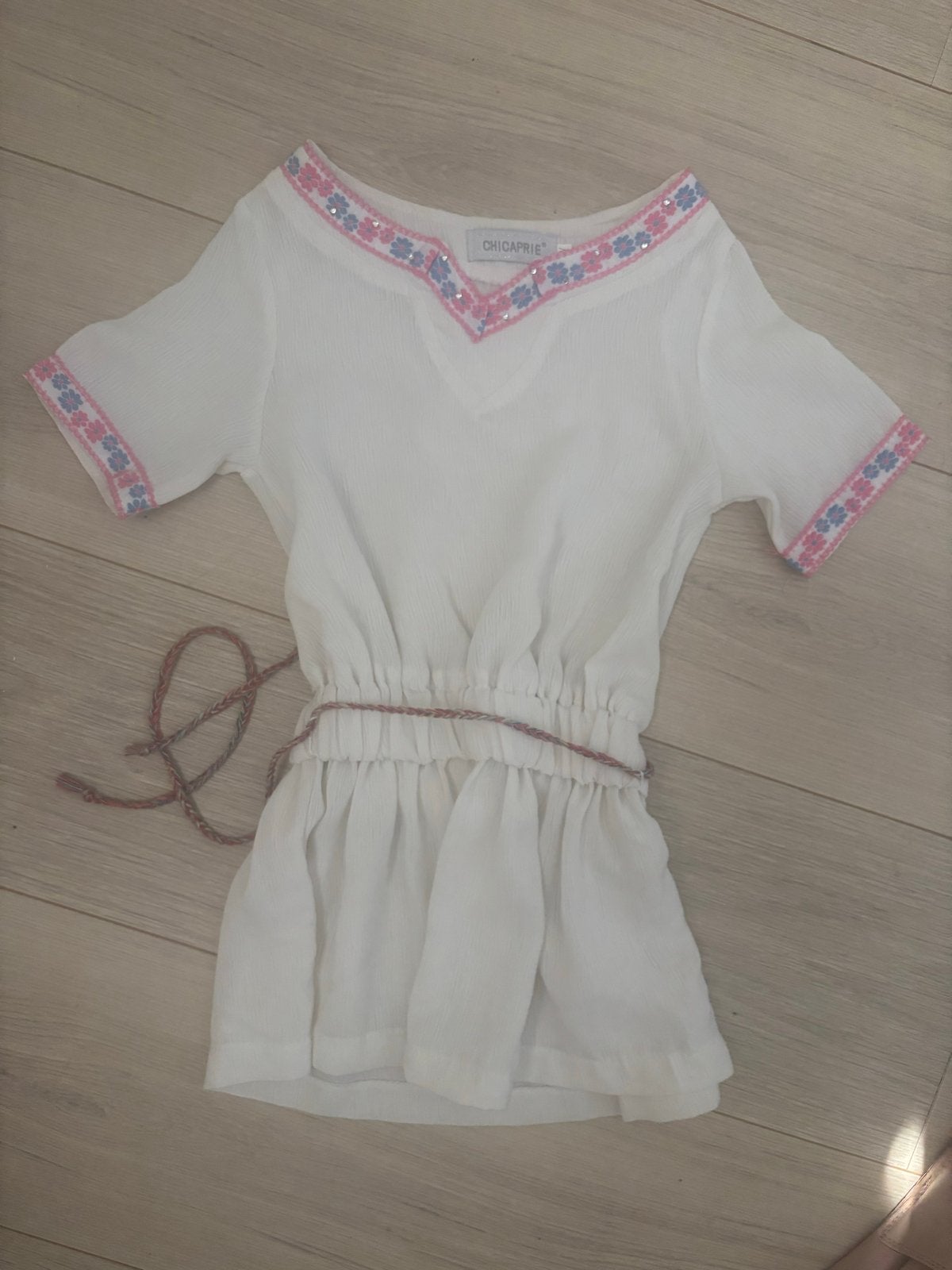 Chicaprie wit jurkje met borduursel en ceintuur, Kinderen en Baby's, Ophalen of Verzenden, Zo goed als nieuw, Meisje, Jurk of Rok