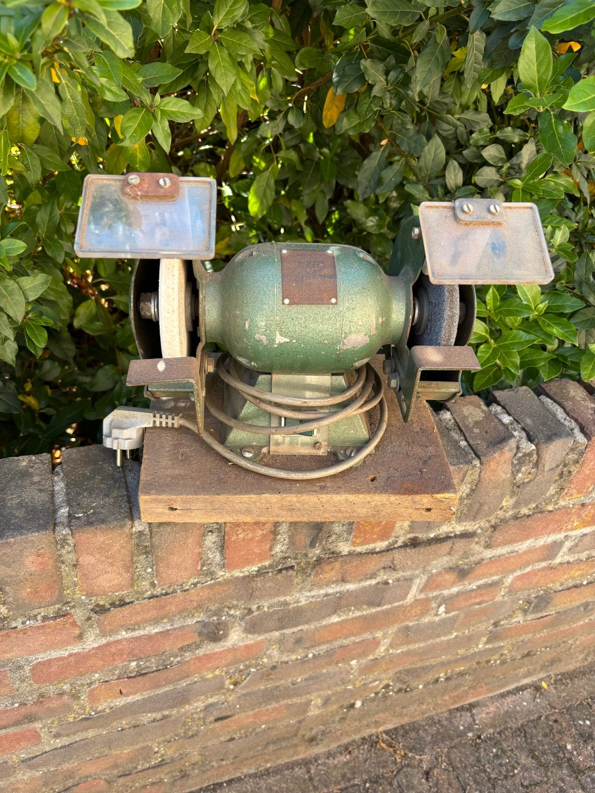 Oude Werkbankslijpmachine - Vintage Slijpmachine, Doe-het-zelf en Verbouw, Gereedschap | Slijpmachines, Ophalen, Gebruikt, Minder dan 700 watt