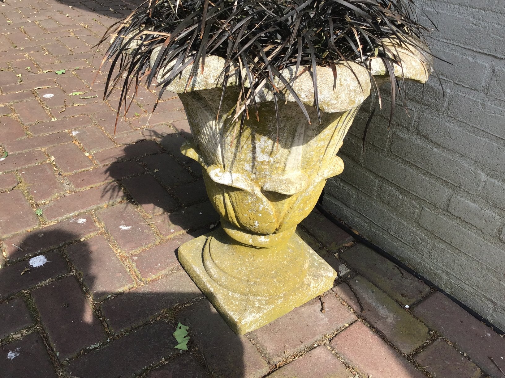 2 ANTIEKE MERGEL “TULIP VAZEN”hoog 53 cm echt een eyecatcher, Ophalen of Verzenden, Rond, Metaal, Minder dan 30 cm