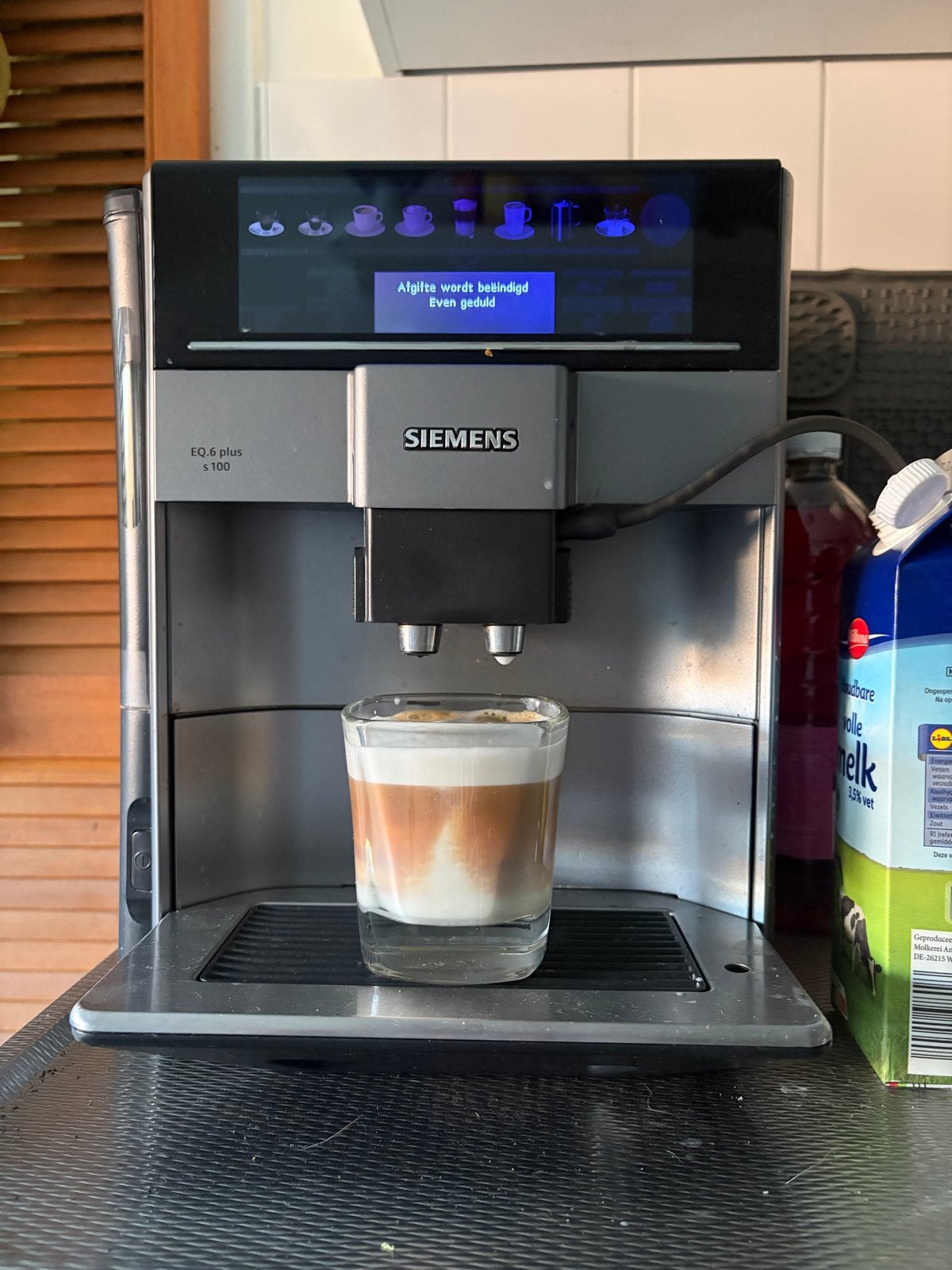 Siemens EQ.6 plus s100 volautomatische espressomachine, Witgoed en Apparatuur, Koffiezetapparaten, Ophalen, Afneembaar waterreservoir