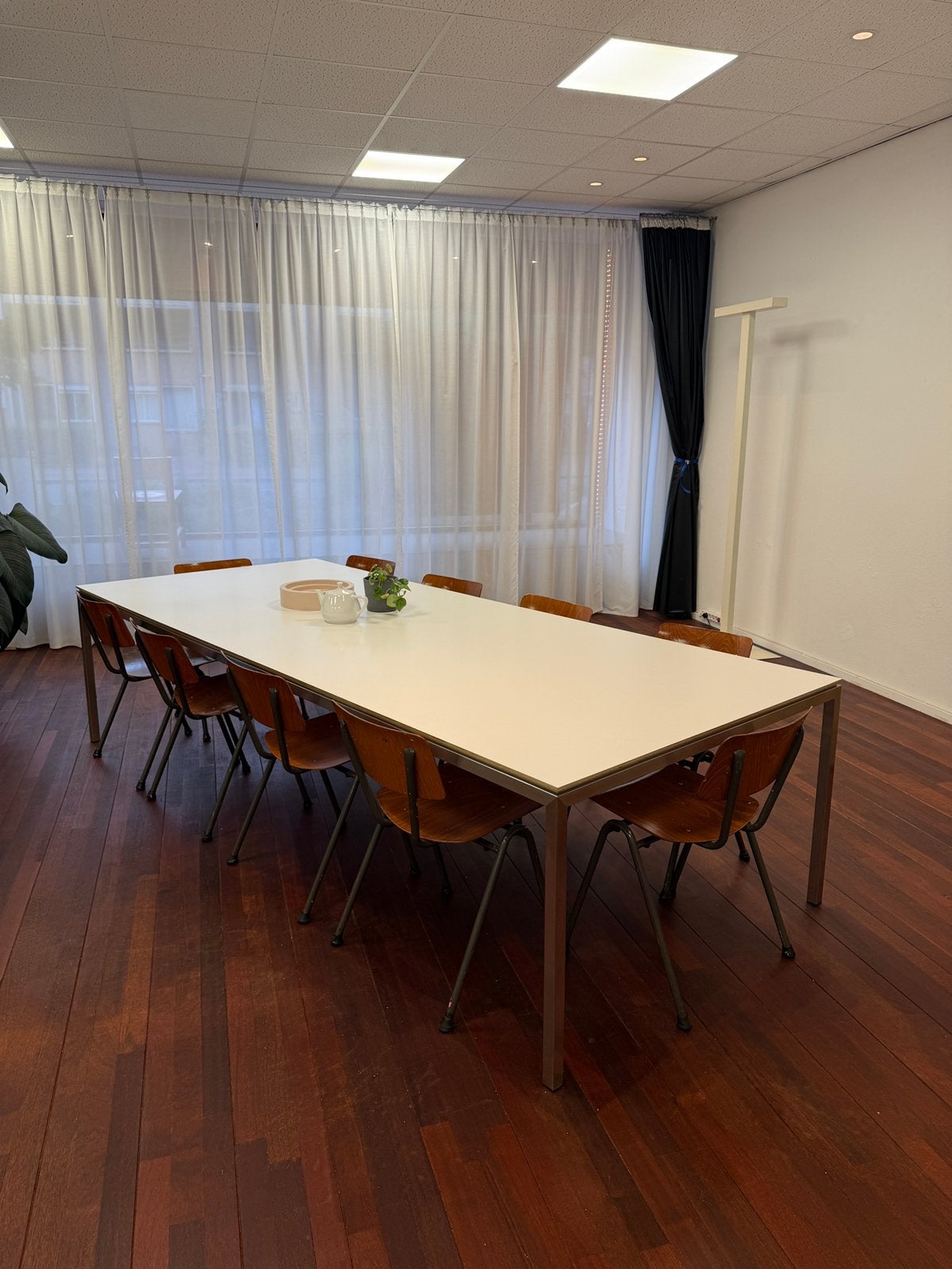 Designtafel met witte Formica/ HPL toplaag, Huis en Inrichting, Tafels | Eettafels, Ophalen, 100 tot 150 cm, 200 cm of meer, Zo goed als nieuw