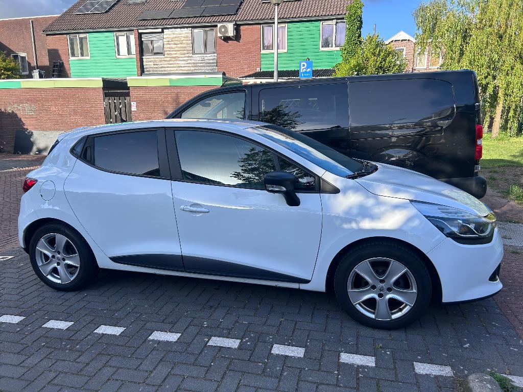 Renault Clio 0.9 TCE 66KW 5-DRS 2015 Wit, 898 cc, Stof, 40 €/maand, Zwart