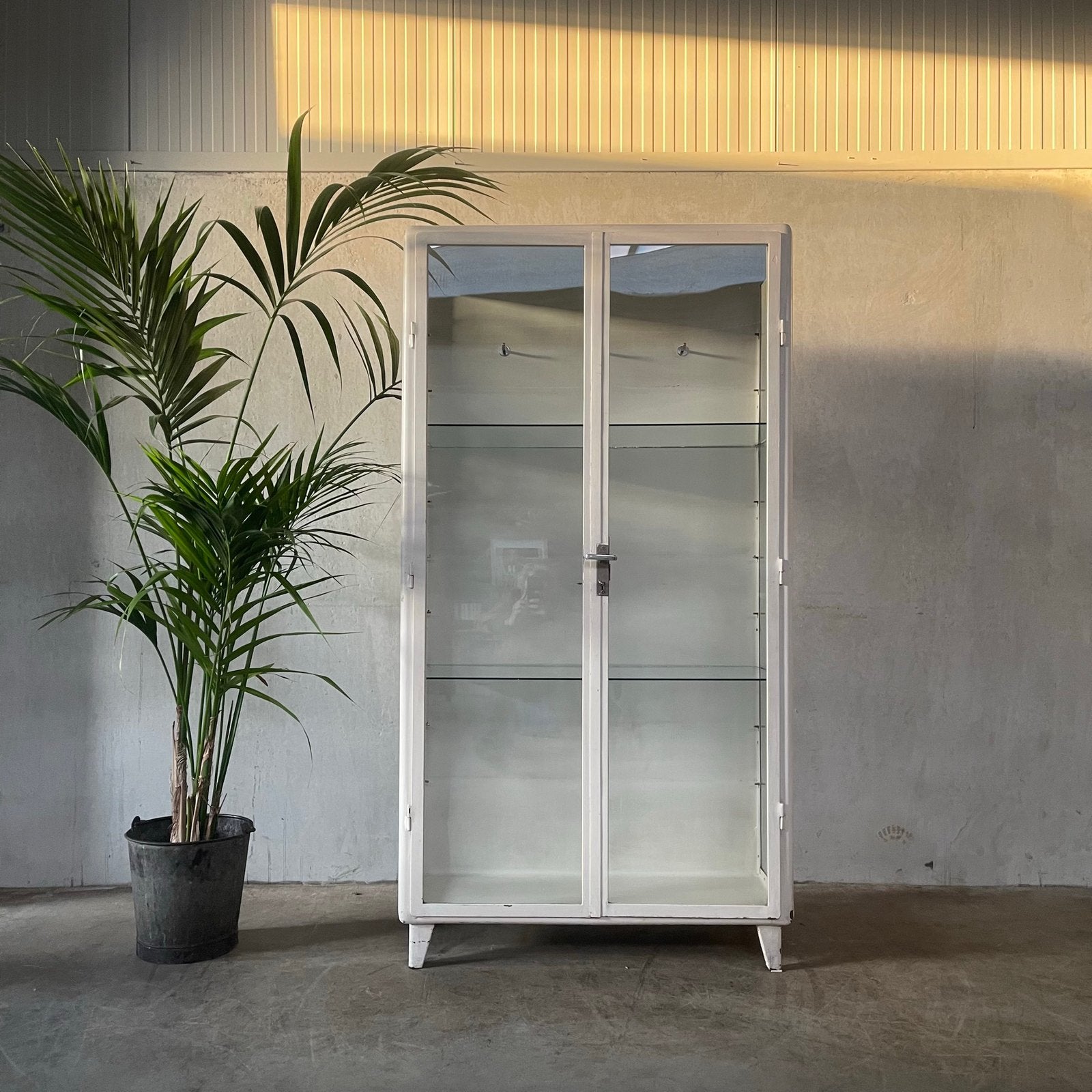 Oude medicijnkast, vintage kast, vitrinekast, vitrine, Ophalen