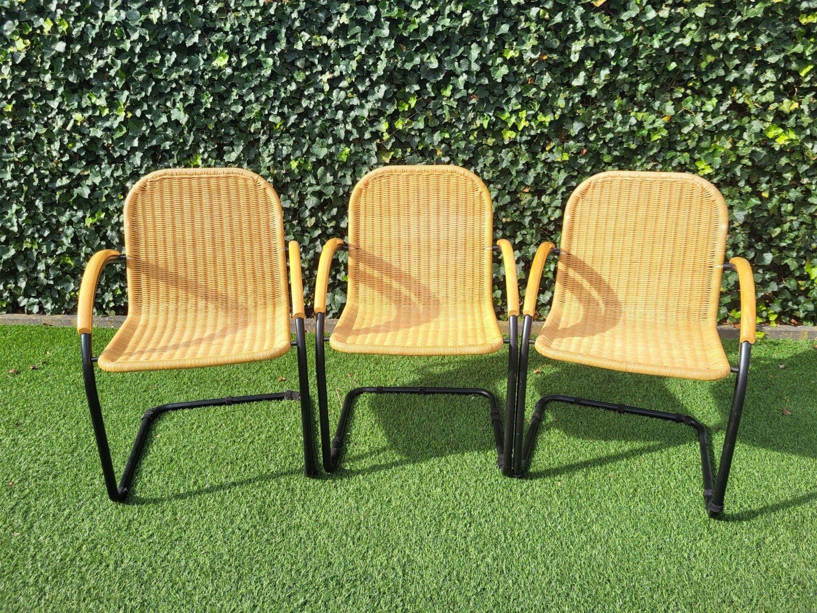 Gratis afhalen: 1,2 of 3 rotan stoelen met zwart metalen fra, Huis en Inrichting, Ophalen, Overige kleuren, Zo goed als nieuw