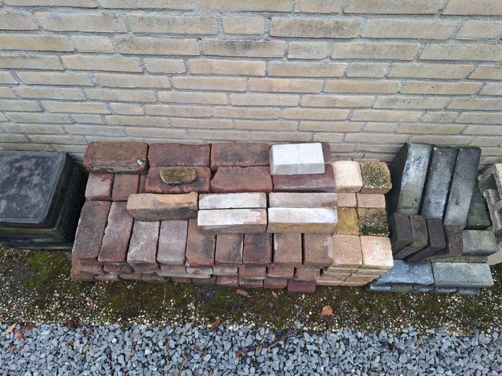 Gratis !!kleine partij gebruikte klinkers en 4 rubber tegels, Ophalen, Gebruikt, Bakstenen