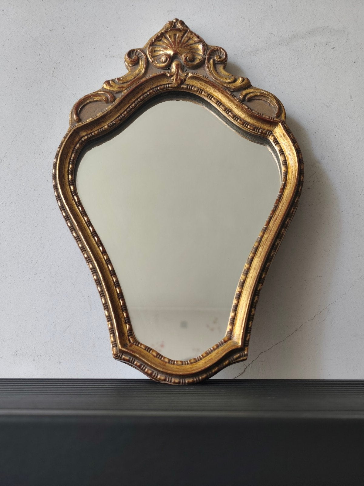 Midcentury barokke stijl kuifspiegel, gouden lijst, 30x20 cm, Ophalen of Verzenden, Overige vormen, Minder dan 50 cm, Minder dan 100 cm