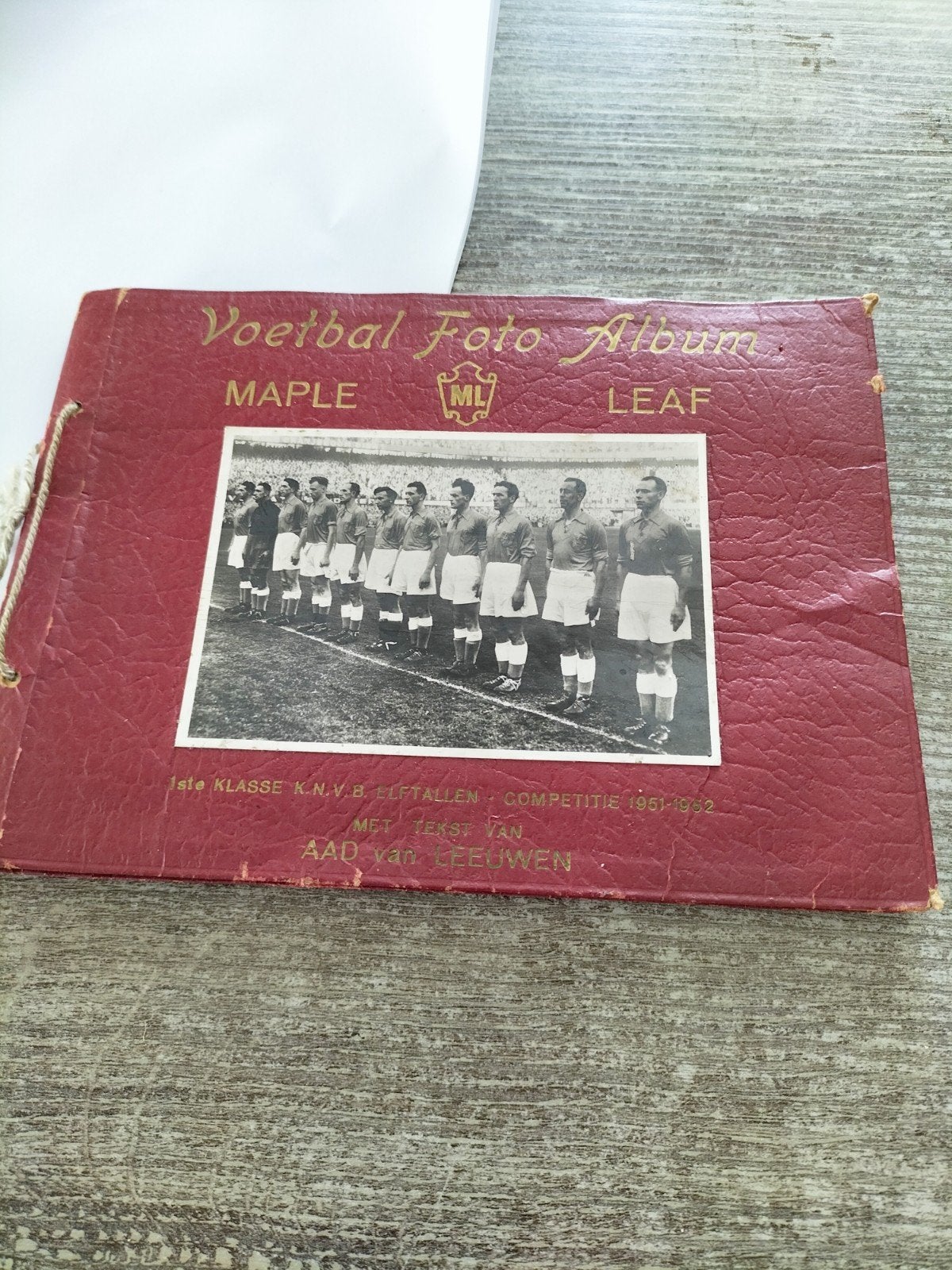 voetbal foto album met elftallen 1951-1952, Verzenden