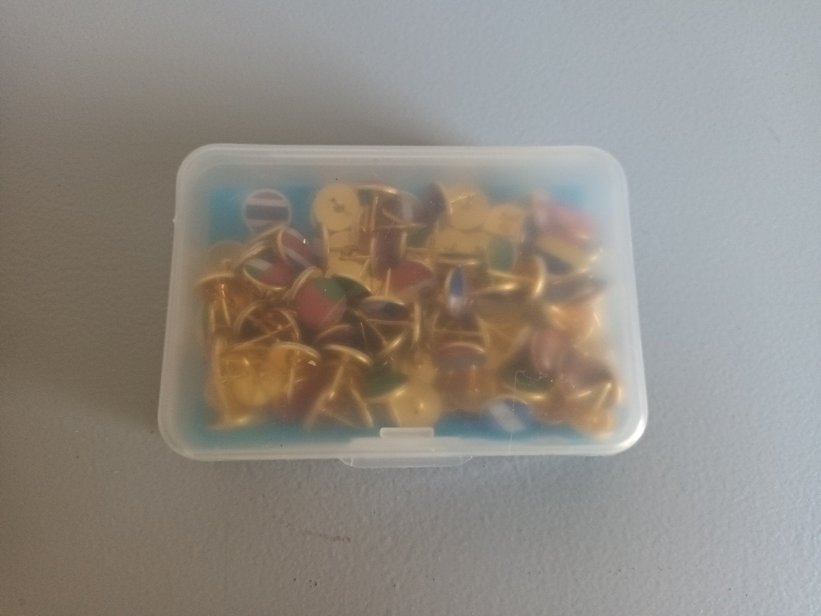 Doosje met punaises met vlaggen van landen punaise vlag, Ophalen of Verzenden, Nieuw