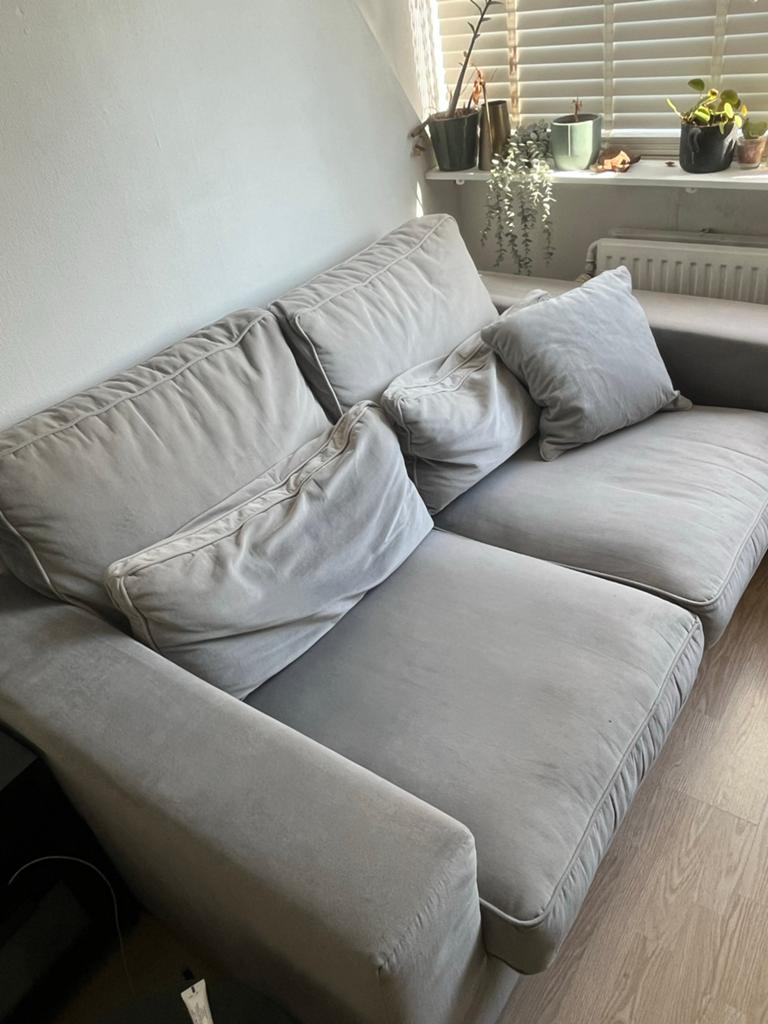 Grijze tweezitsbank met kussens, Ophalen, Gebruikt, 100 tot 125 cm, 150 tot 200 cm
