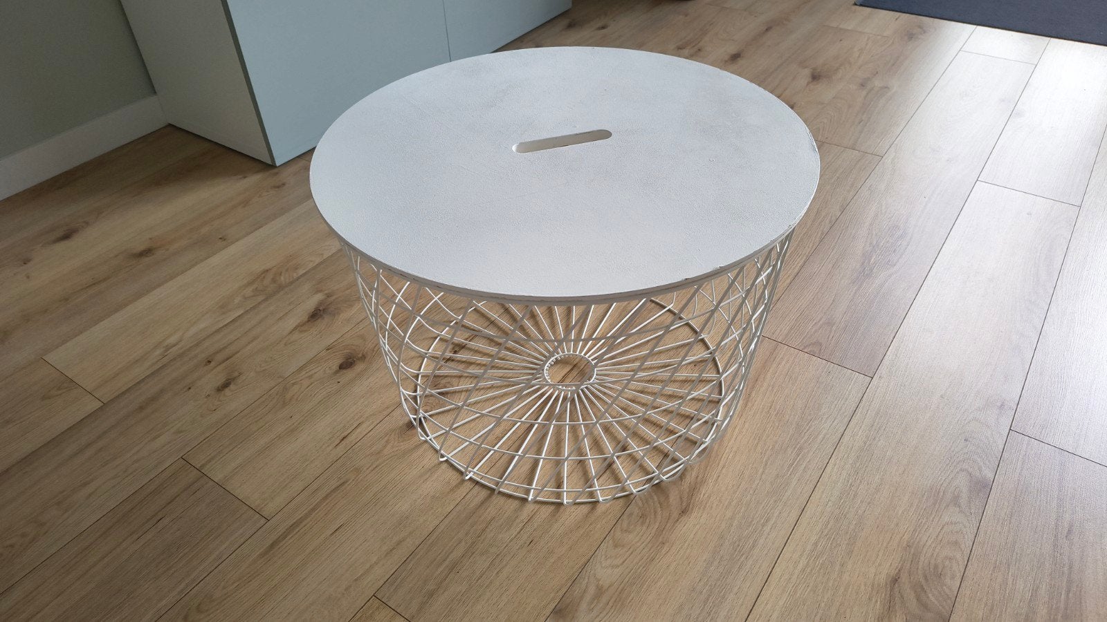 Witte ronde bijzettafel met metalen mand, Huis en Inrichting, Minder dan 45 cm, Minder dan 55 cm, Gebruikt, Rond