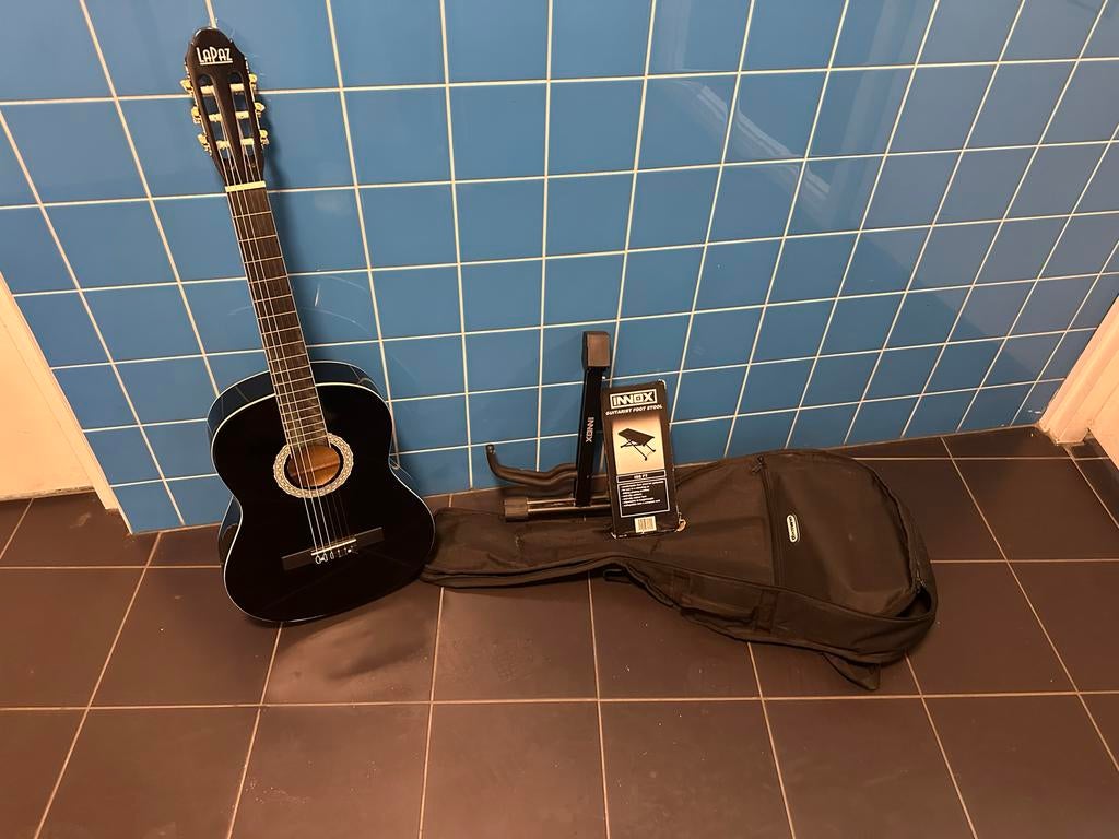 La Paz Klassieke Gitaar Zwart met Hoes en Voetenbank, Ophalen of Verzenden, Gebruikt, Klassieke of Spaanse gitaar, Met koffer