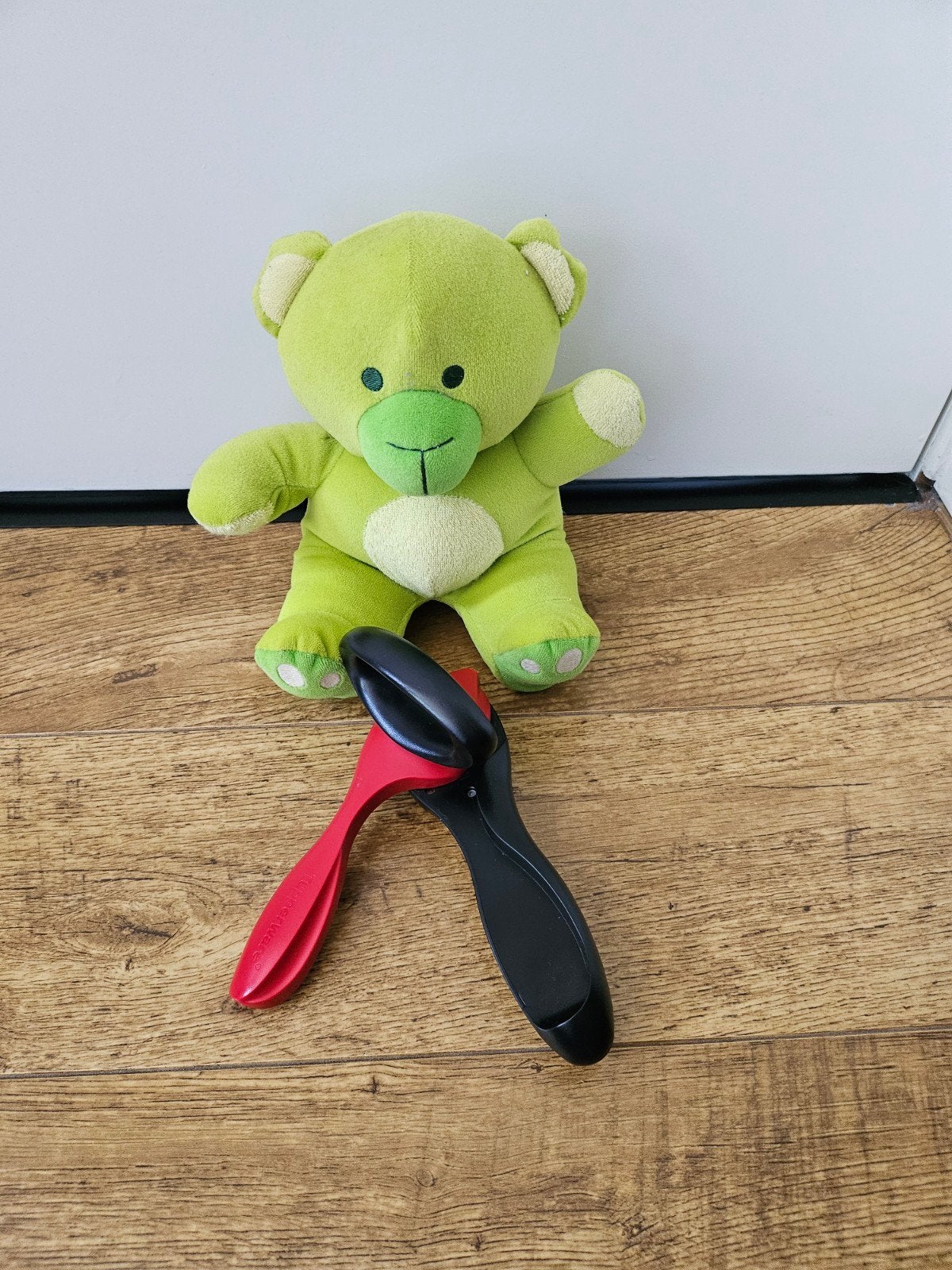 ** Tupperware blikopener - zwart rood, Huis en Inrichting, Keuken | Tupperware, Ophalen of Verzenden, Zo goed als nieuw, Rood