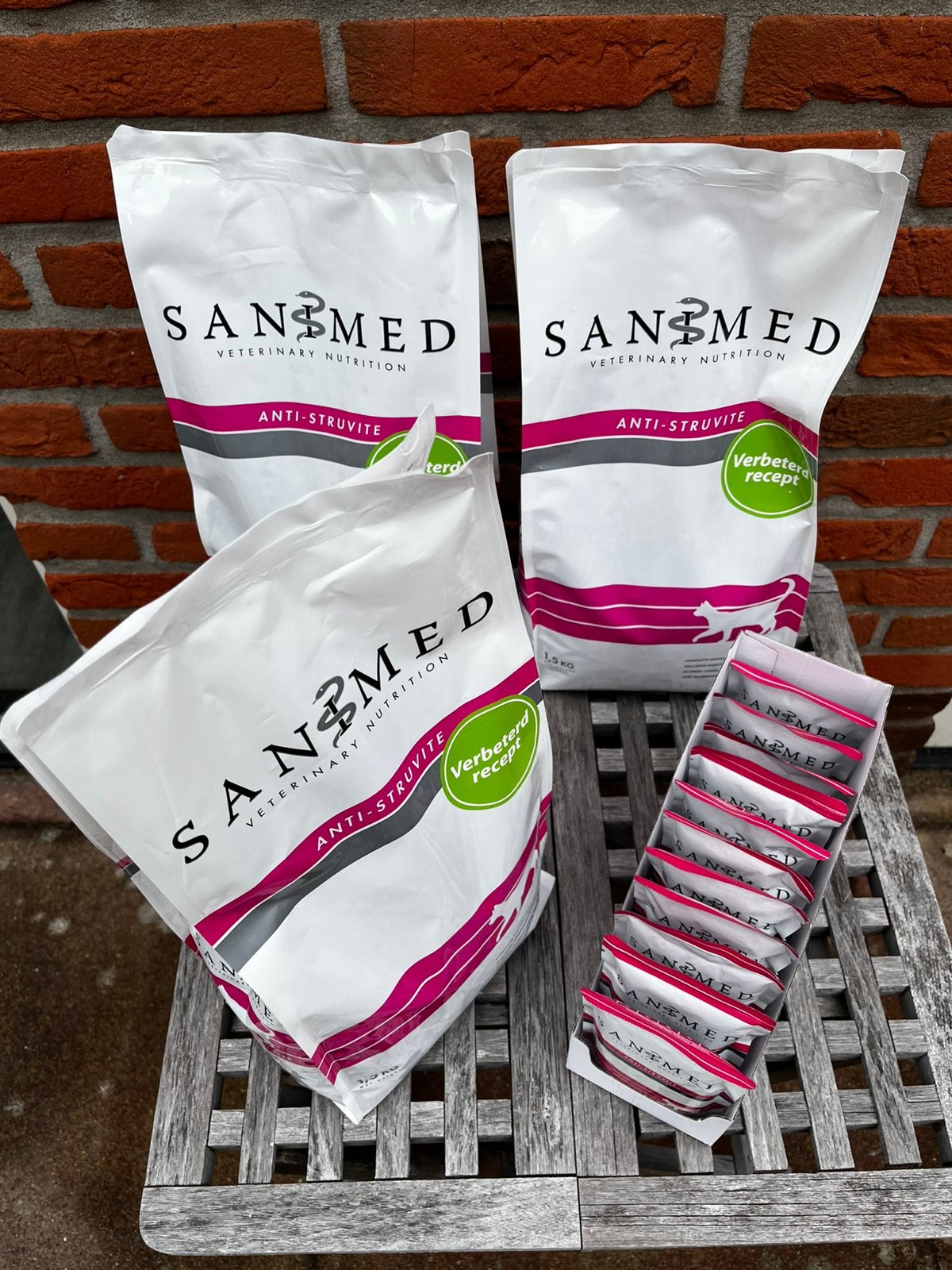 Sanimed Katten voer (anti -struvite)korrels en  natvoer, Diensten en Vakmensen, Dieren | Katten | Verzorging, Oppas en Les