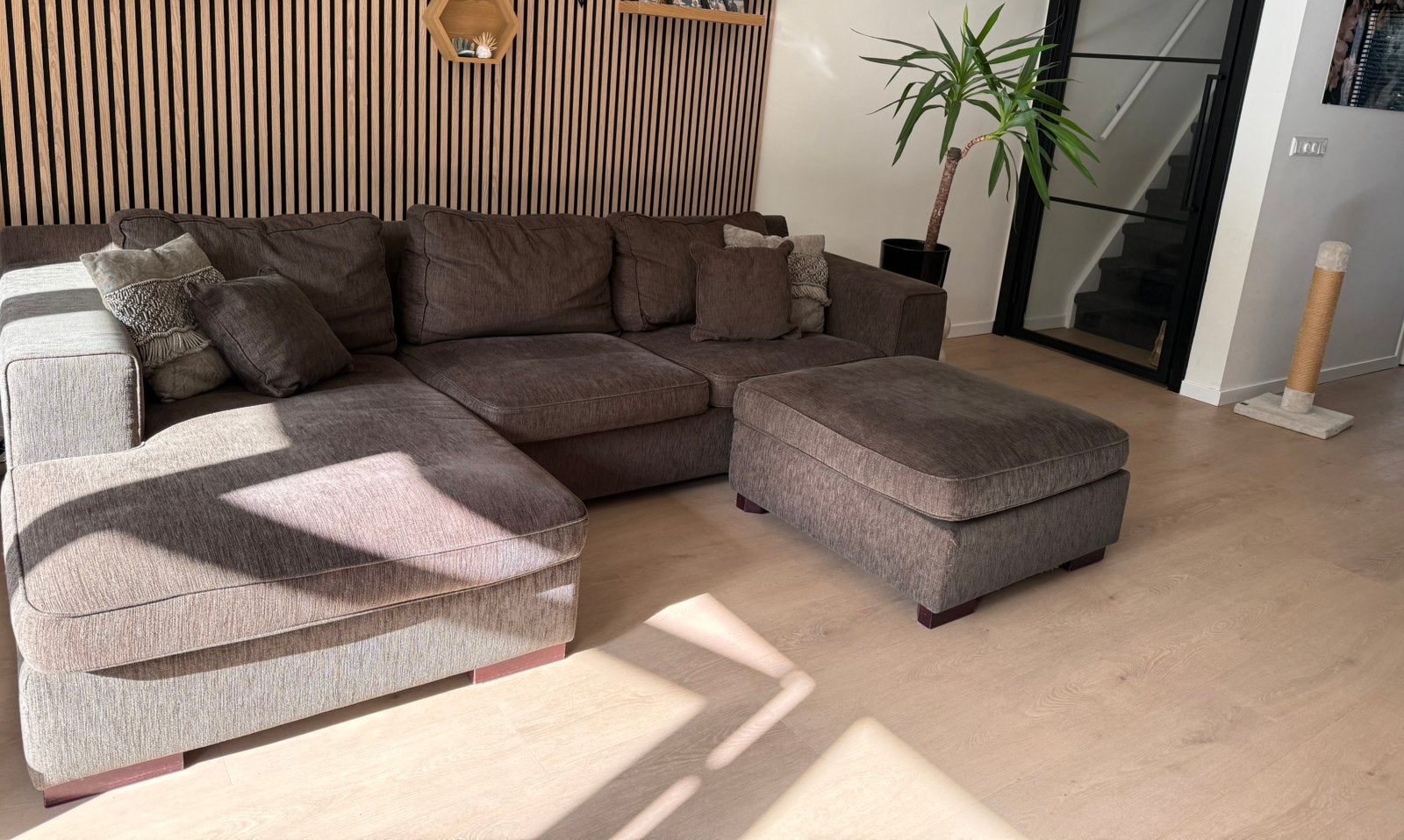 Montèl bruine hoekbank 285 cm met chaise longue + poef, Ophalen, Gebruikt
