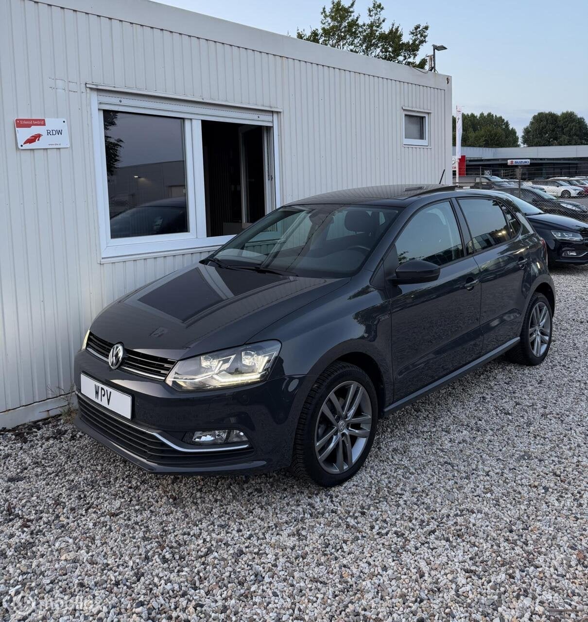 1Volkswagen Polo 1.2 TSI 90PK Lounge PANO LED NARDOGREY VOL!, Gebruikt, 4 cilinders, Bedrijf, Handgeschakeld
