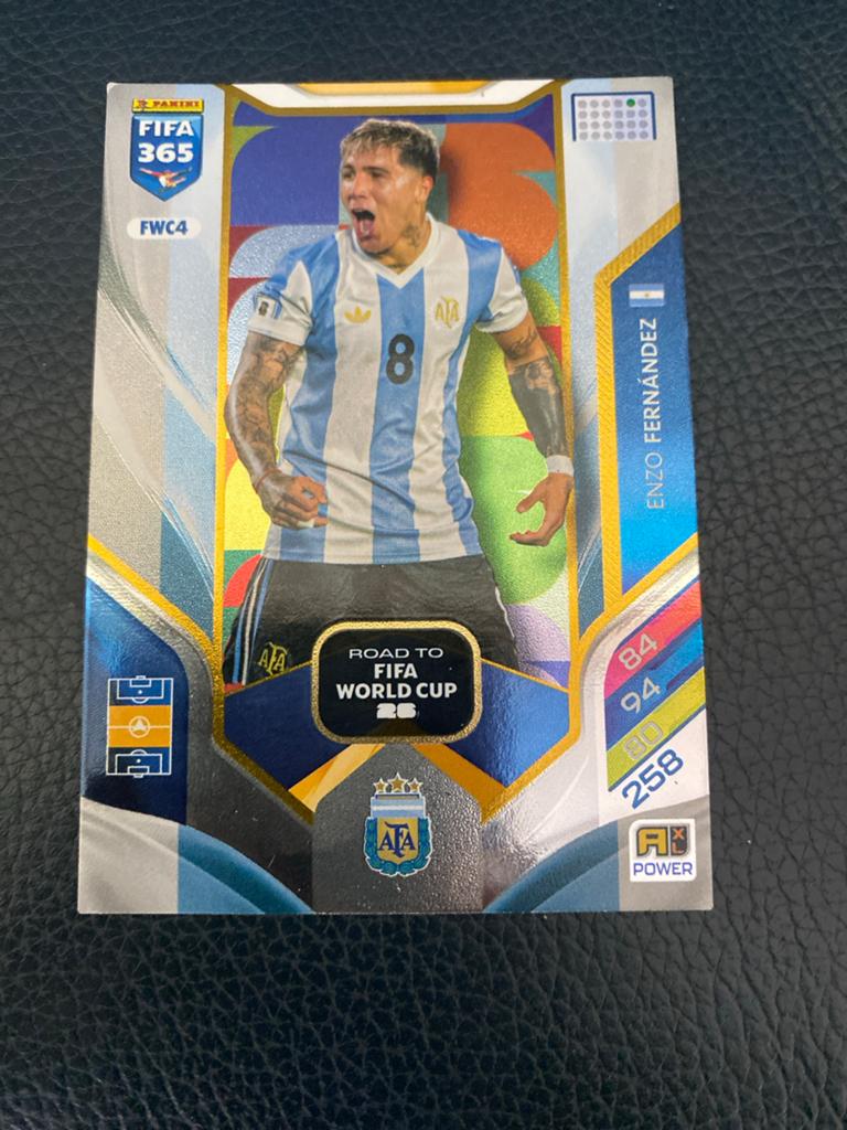 Panini FIFA 365 FWC4 Enzo Fernández Spelerskaart, Ophalen of Verzenden, Zo goed als nieuw, Buitenlandse clubs, Spelerskaart