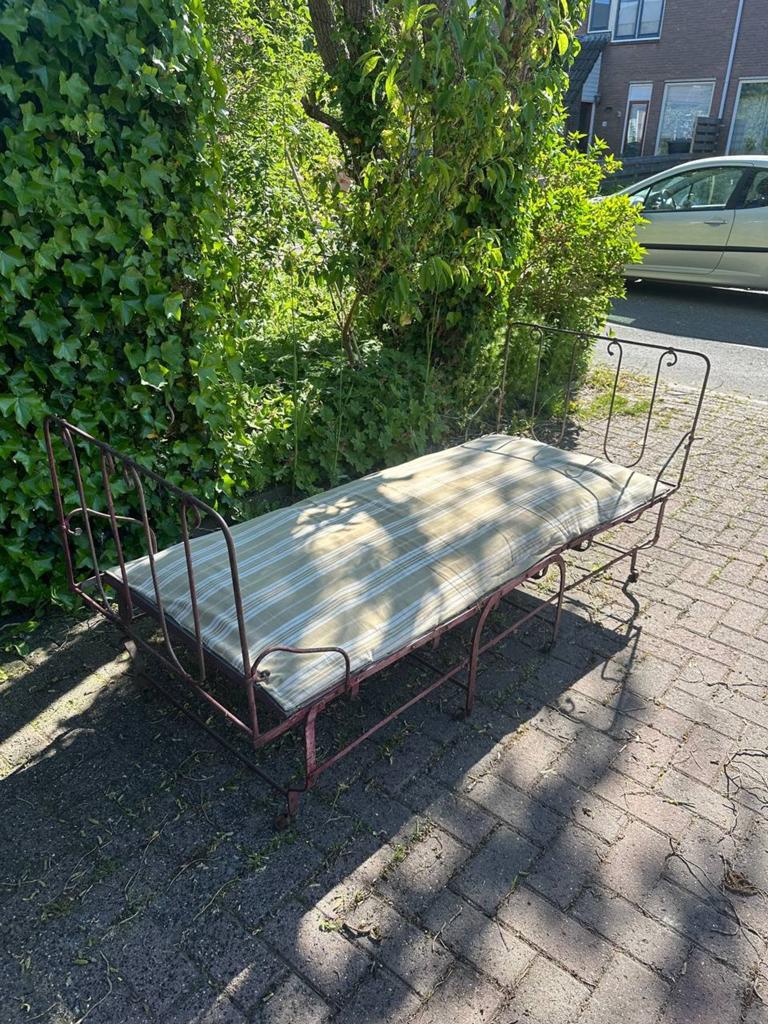 Brocante ijzeren opvouwbaar bed/bank op wieltjes., Ophalen of Verzenden