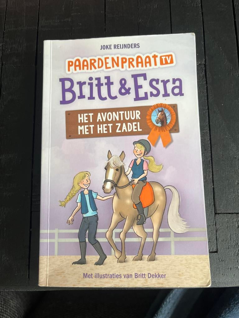 Paardenpraat TV Britt & Esra: Het Avontuur met het Zadel, Boeken, Ophalen of Verzenden, Gelezen, Fictie