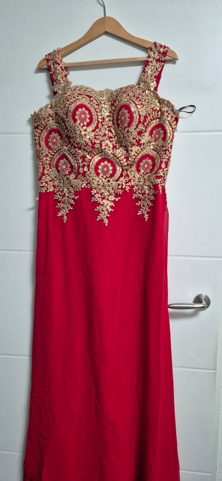 Prachtige rode avondjurk met gouden borduursels, Kleding | Dames, Maat 42/44 (L), Ophalen of Verzenden, Onbekend, Zo goed als nieuw