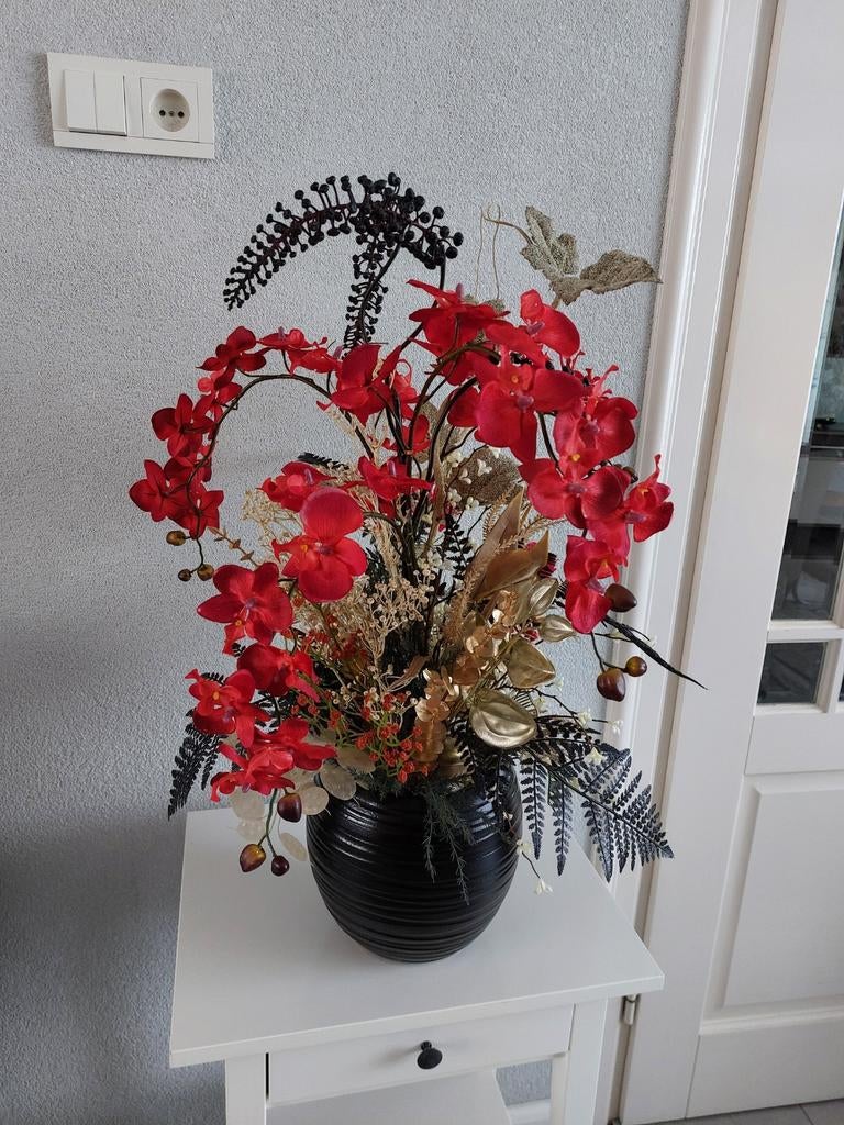 Prachtig kunstbloemstuk met rode orchideeën in zwarte vaas, Ophalen of Verzenden, Nieuw, Binnen