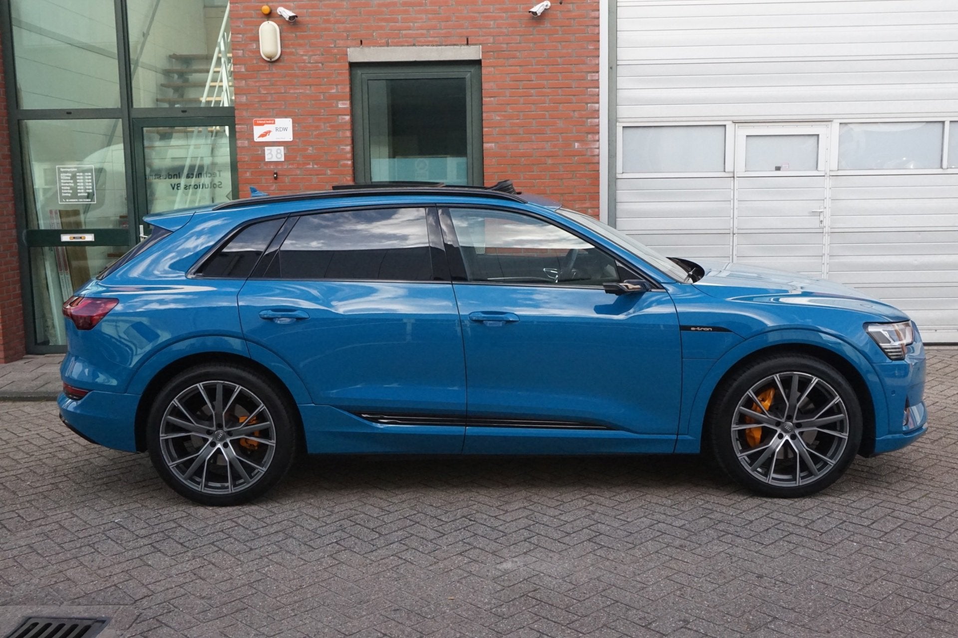 Audi E-tron E-tron 55 quattro advanced 95 kWh Pano, 360 Full, Auto's, Automaat, Zwart, 95 kWh, Blauw