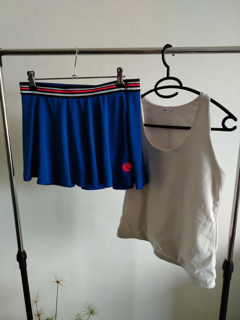 Sportset: Blauw rokje en wit topje (Oysho), Kleding | Dames, Sportkleding, Maat 38/40 (M), Oysho, Blauw, Ophalen of Verzenden