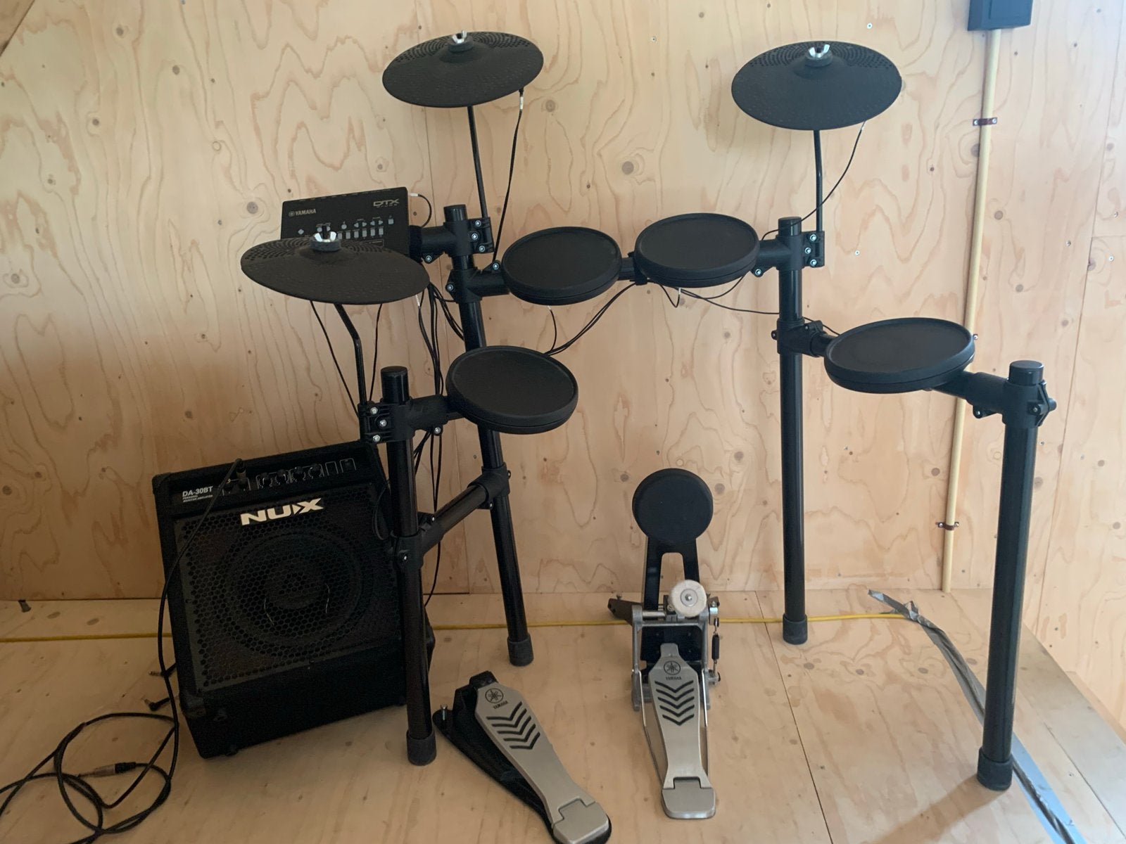 Yamaha DTX432K elektronisch drumstel met NUX versterker