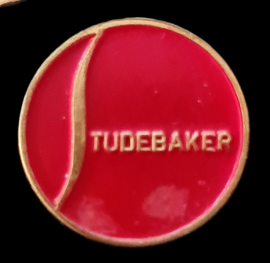 Studebaker speld- rood gelakt 16 mm., Verzamelen, Verzenden, Zo goed als nieuw, Transport, Speldje of Pin