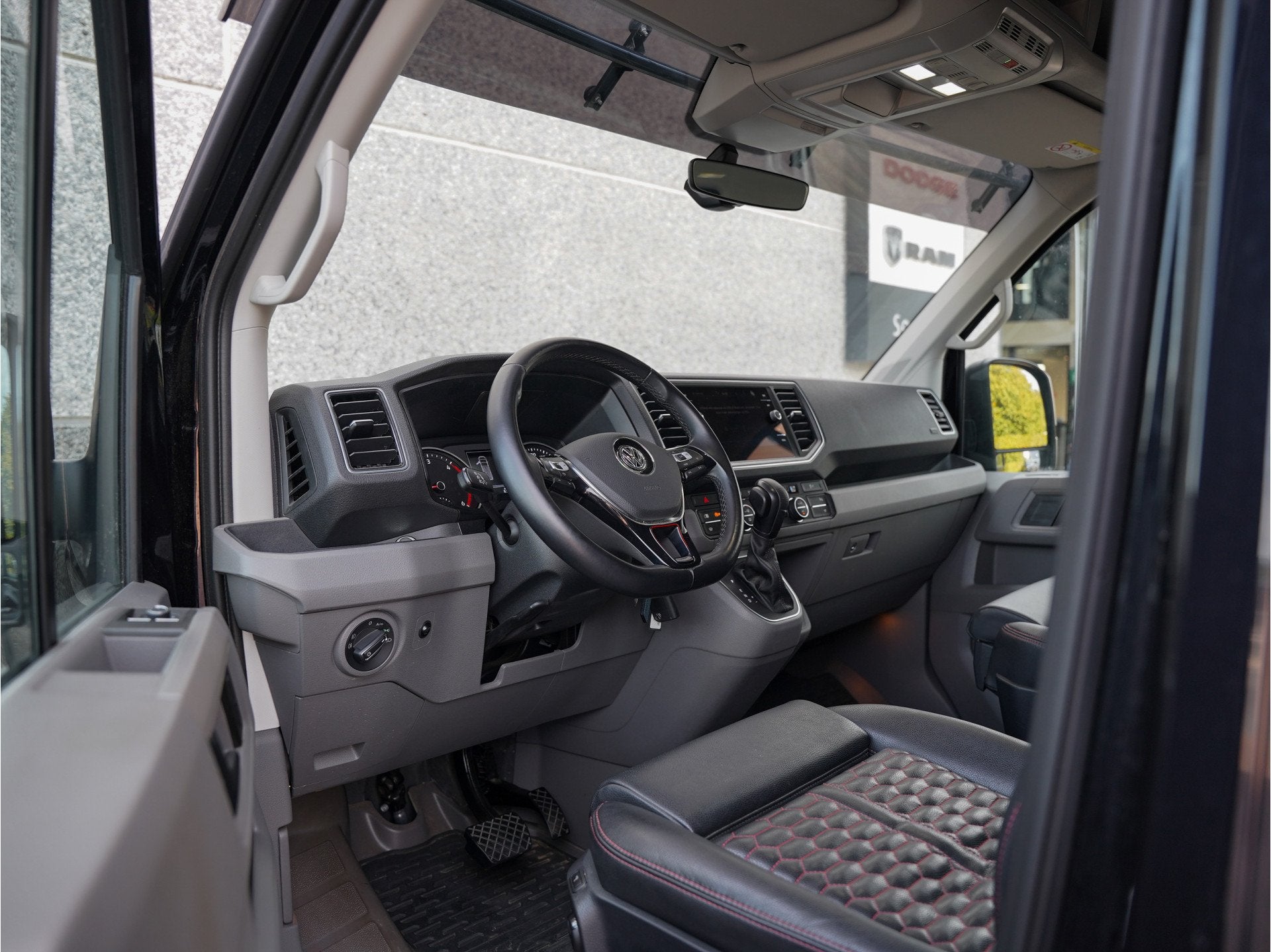 Volkswagen Crafter 35 2.0 TDI L3H2 Exclusive Hero Edition 2x, Gebruikt, 4 cilinders, Volkswagen, Zwart