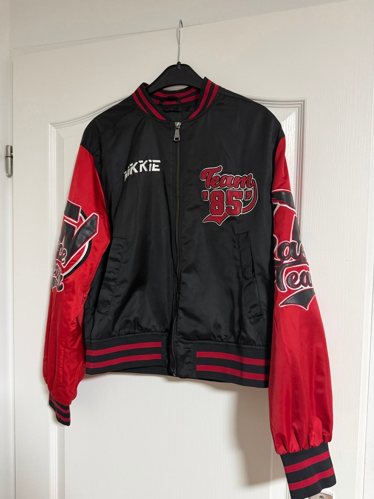 Nikkie Bomberjack - Zwart/Rood - Maat 38, Ophalen of Verzenden, Zo goed als nieuw, Maat 38/40 (M), Zwart