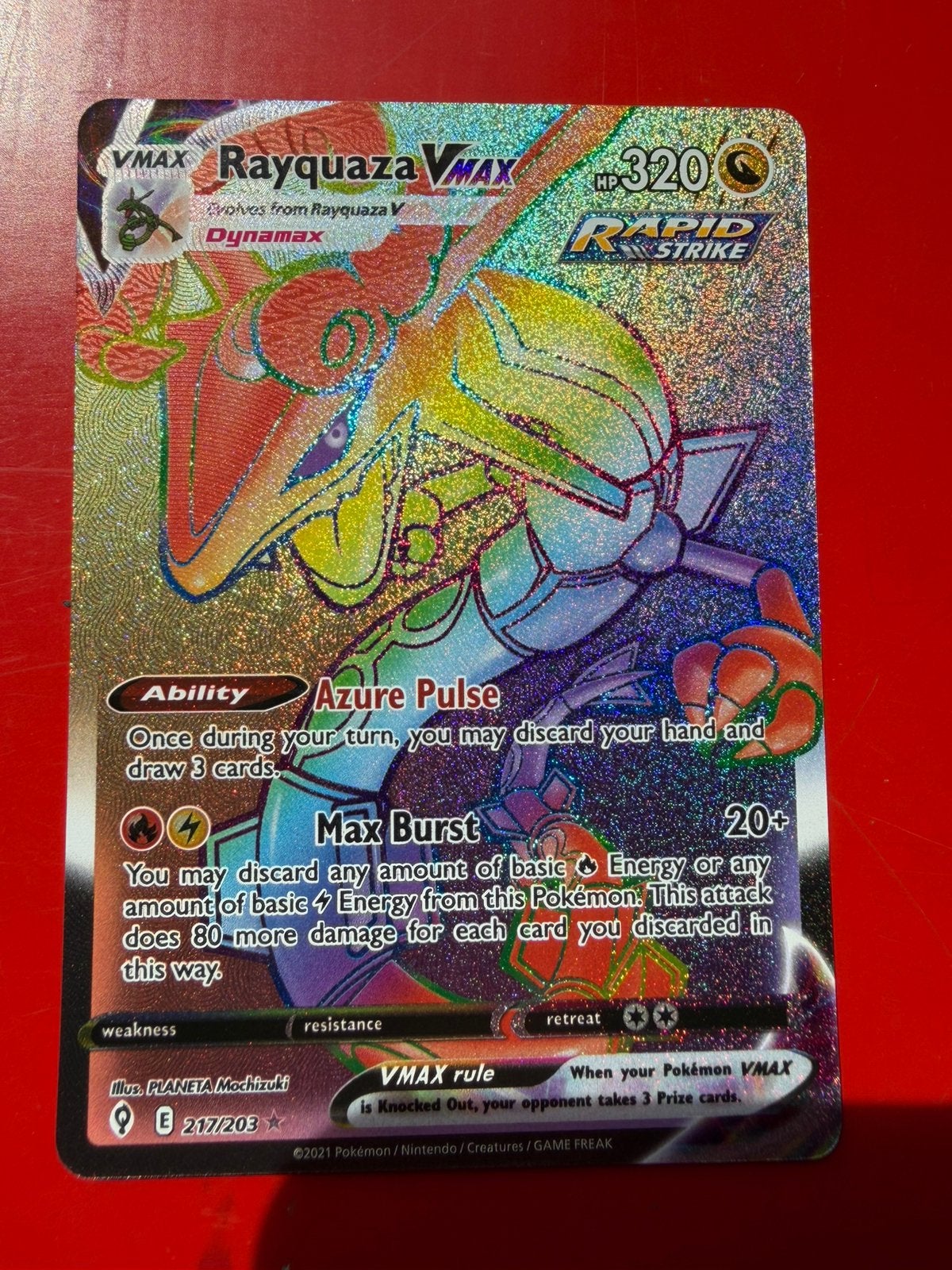 Rayquaza VMAX Rainbow Rare (#217/203), Ophalen of Verzenden, Zo goed als nieuw, Losse kaart