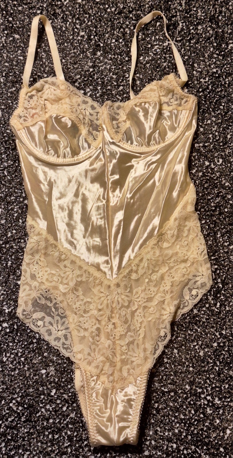 Sexy nieuwe satijn-kanten body van Little K maat 42, Kleding | Dames, Ondergoed en Lingerie, Little K, Verzenden, Beige, Body of Korset
