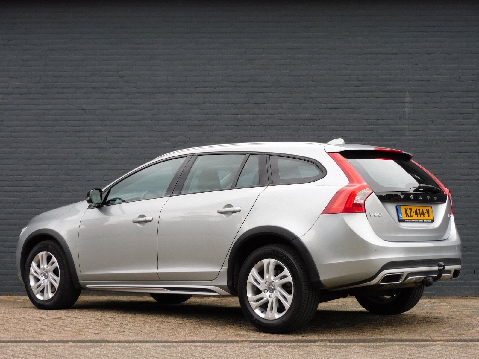 Volvo V60 Cross Country 2.0 D3 Momentum TOPSTAAT! DEALER OND, Auto's, Dealer onderhouden, 4 cilinders, Leder en Stof, Origineel Nederlands