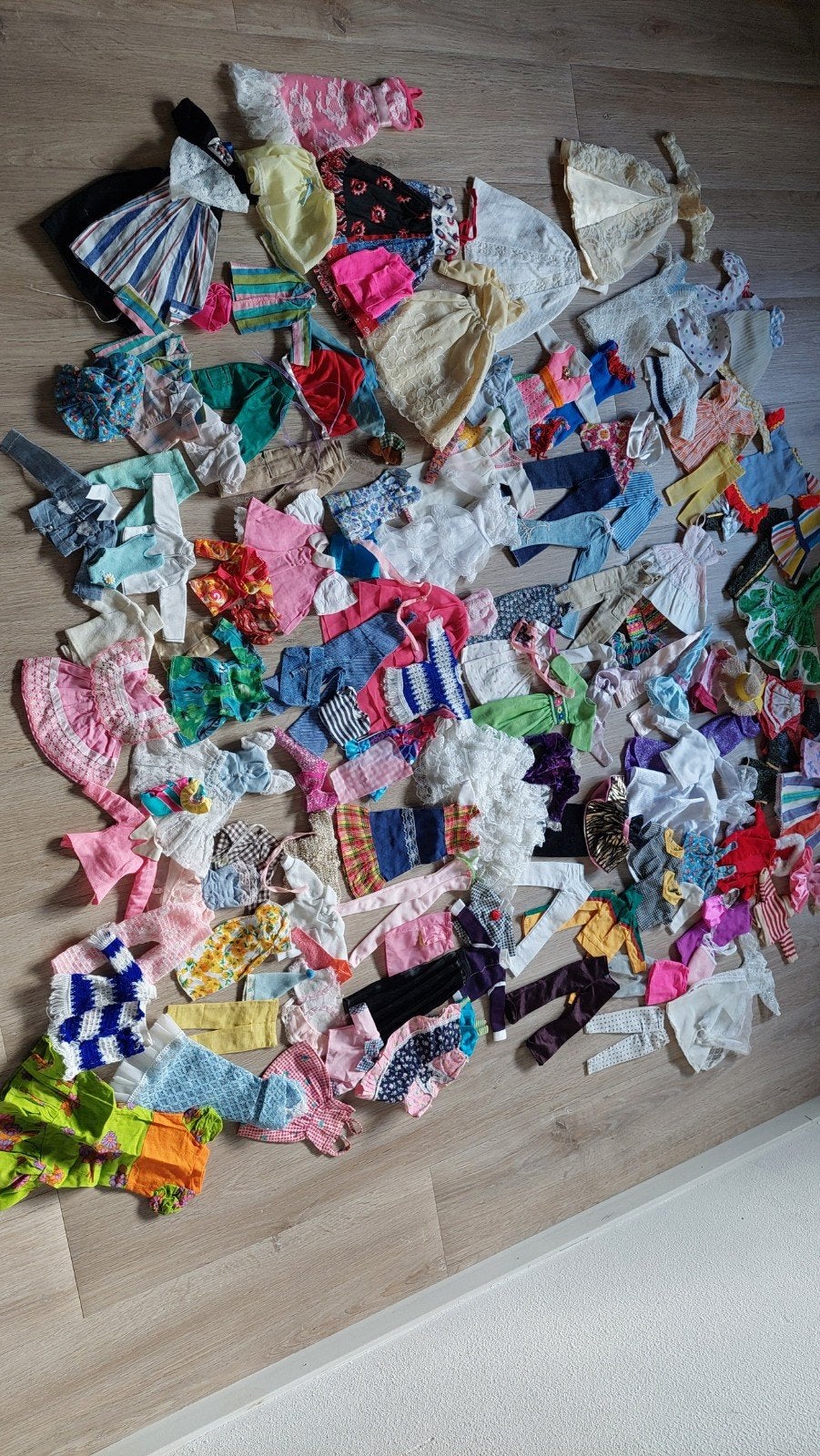 partij poppenkleding voor Barbie, Sindy, Fleur, Tammy,, Ophalen of Verzenden, Gebruikt