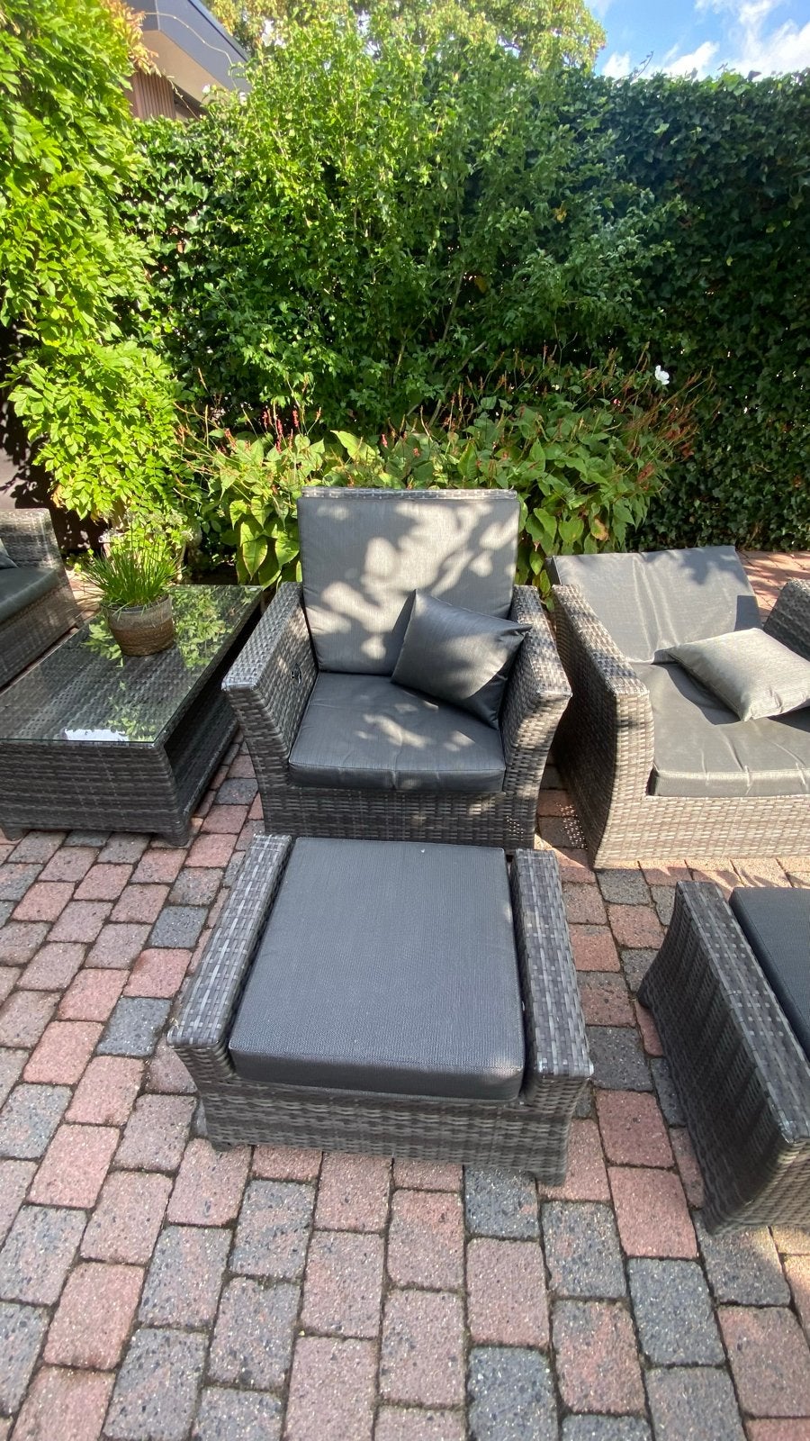 Foto 6 van Complete Loungeset: 3-zitsbank,2 fauteuils, tafel ,2 hockers