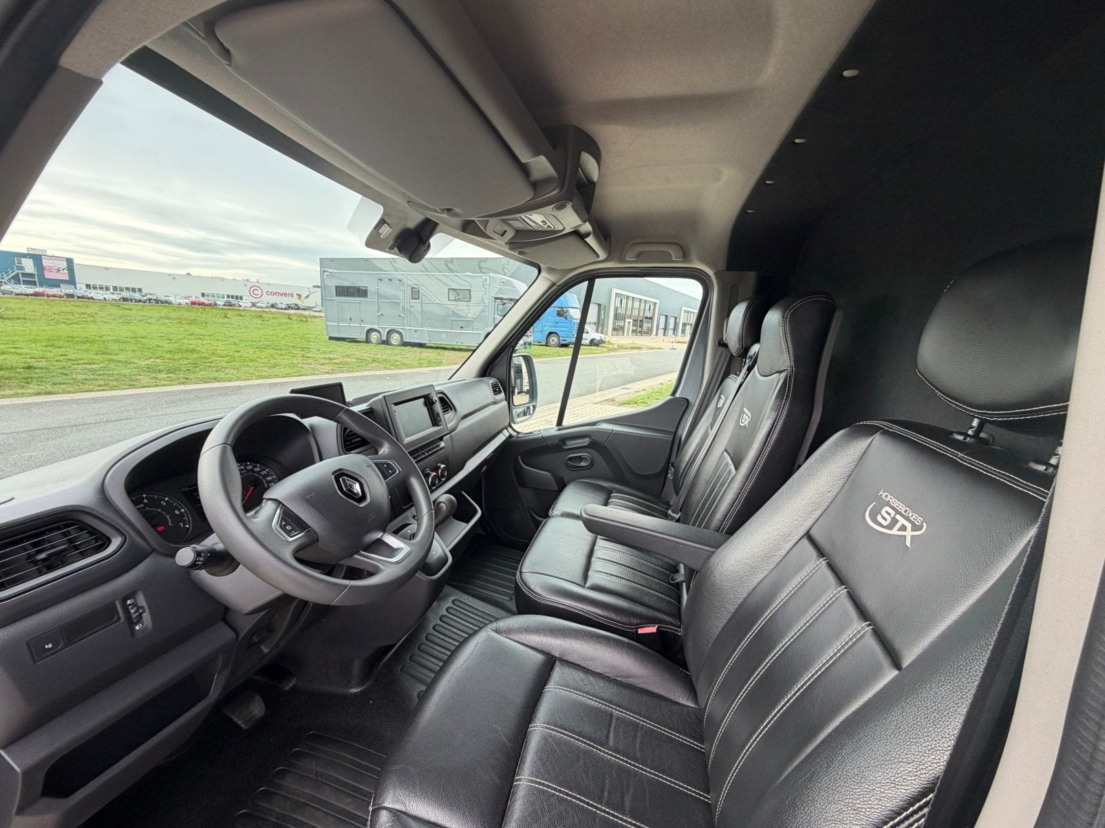 Foto 13 van Renault STX >AUTOMAAT<  paard-en-wagen Paardenvrachtwagen