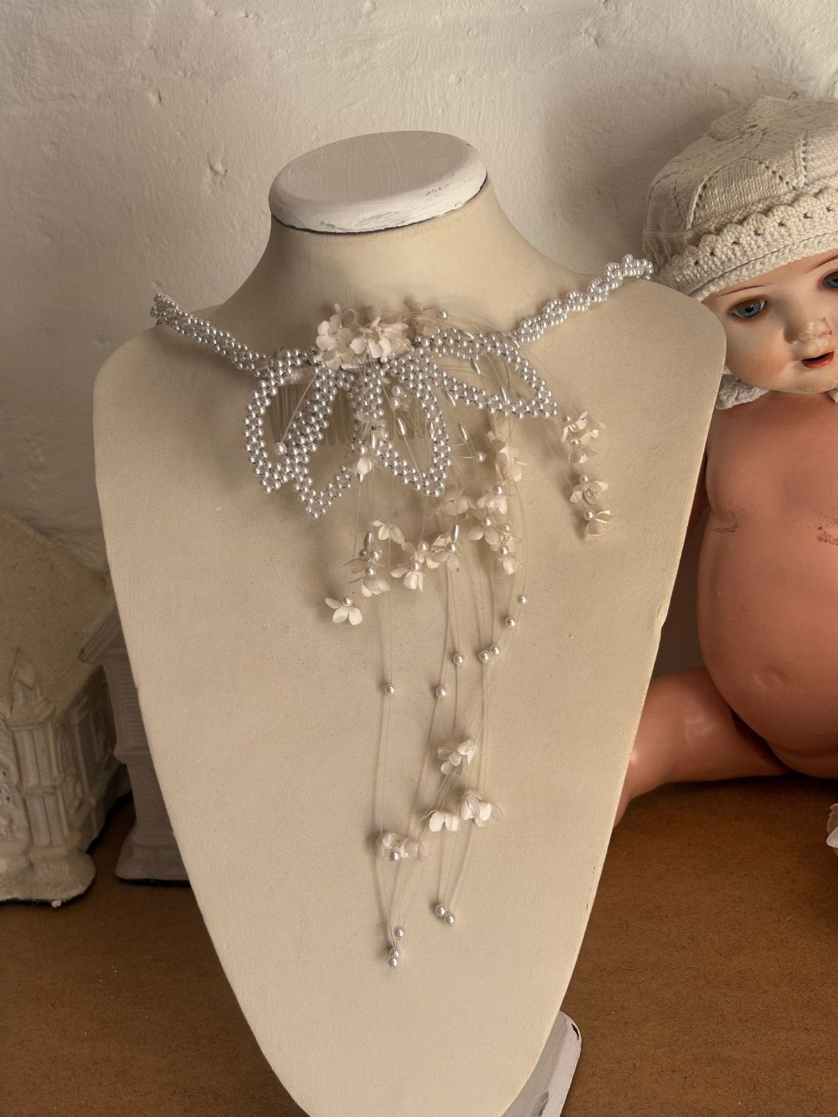 Vintage haarsieraad op sieradenbuste, Antiek en Kunst, Ophalen