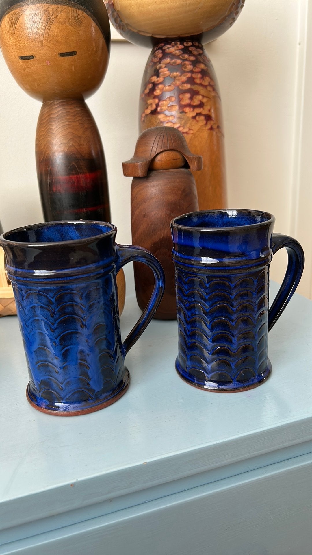 2 vintage studio pottery keramiek mokken kobaltblauw, Ophalen of Verzenden, Keramiek, Overige stijlen, Kop(pen) en/of Schotel(s)
