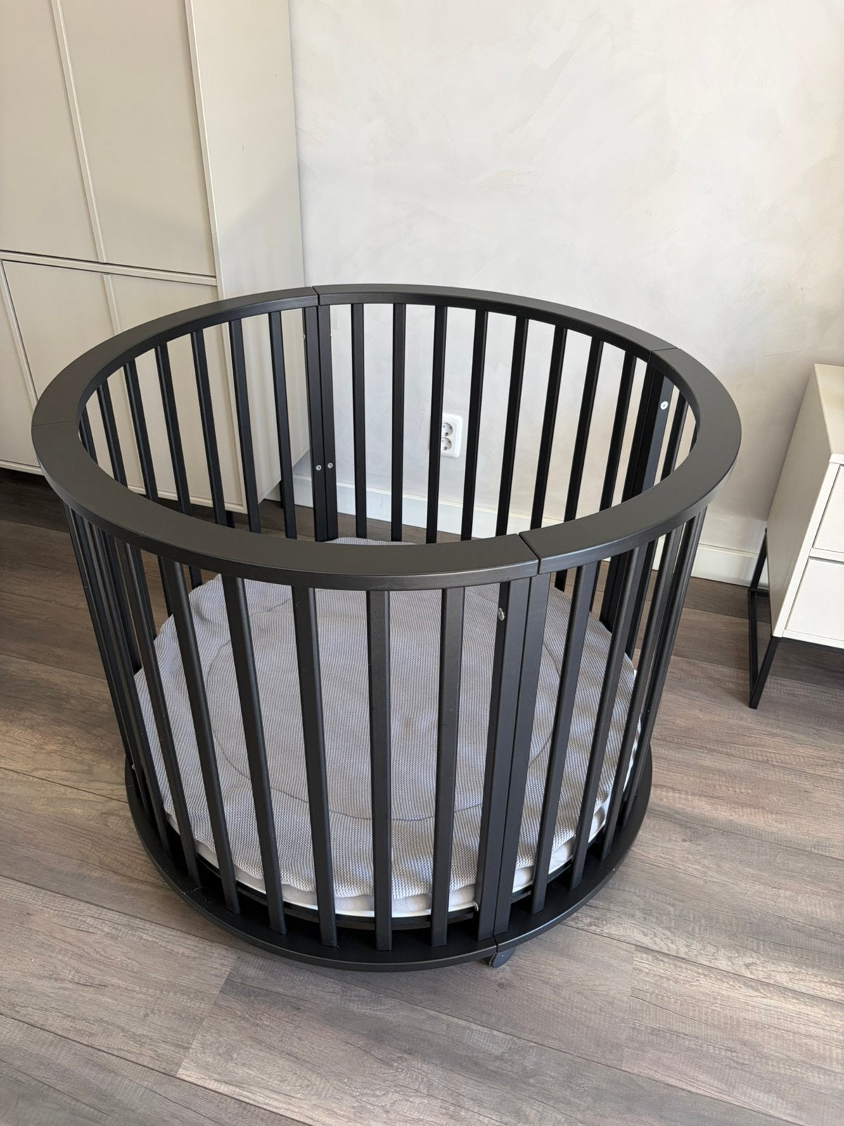 Europe baby box rond zwart, Kinderen en Baby's, Ophalen, Gebruikt, Rond, Boxkleed