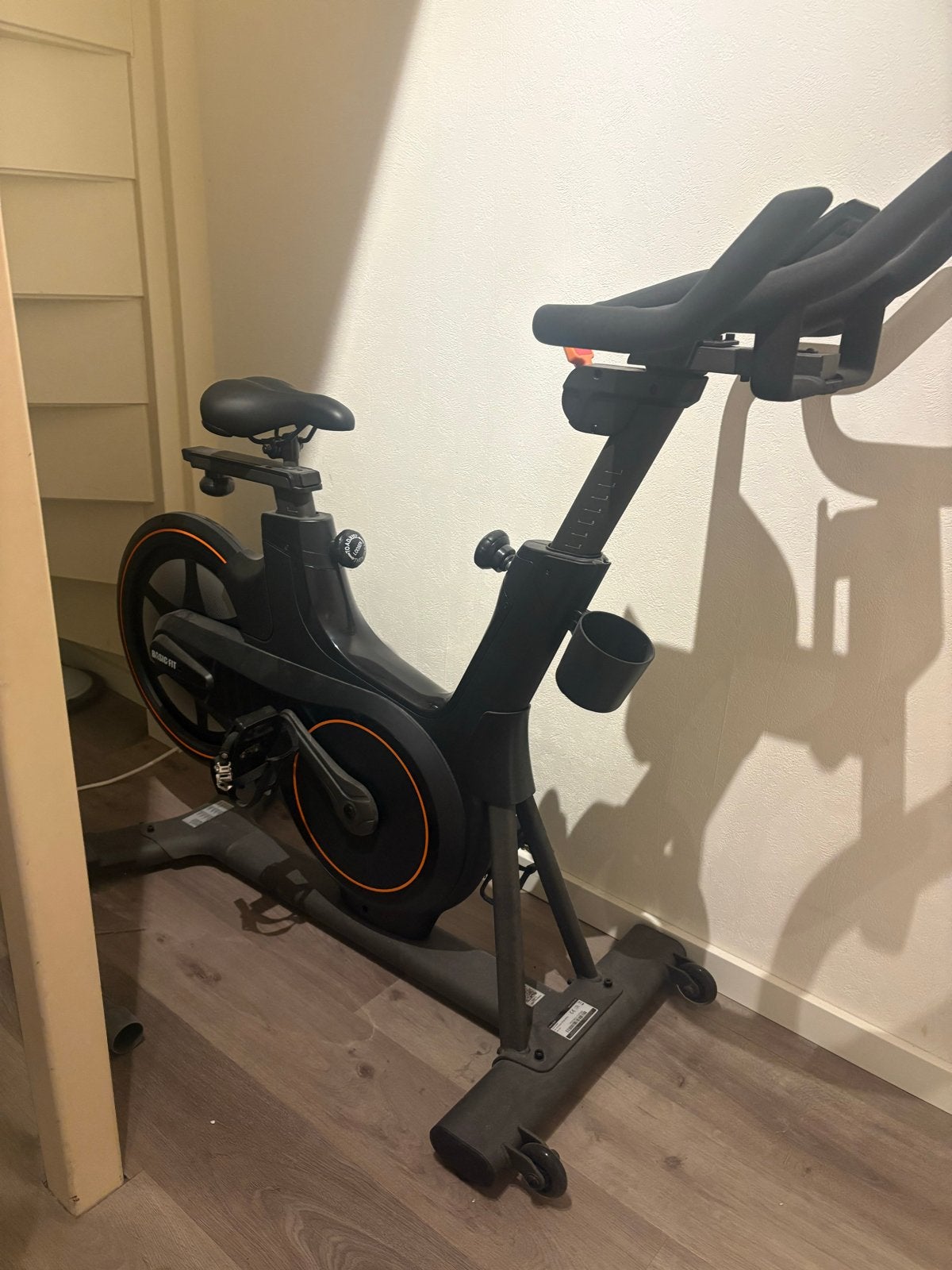 Basic Fit Spinningfiets - Zo goed als nieuw, Sport en Fitness, Ophalen, Spinningfiets, Zo goed als nieuw, Metaal