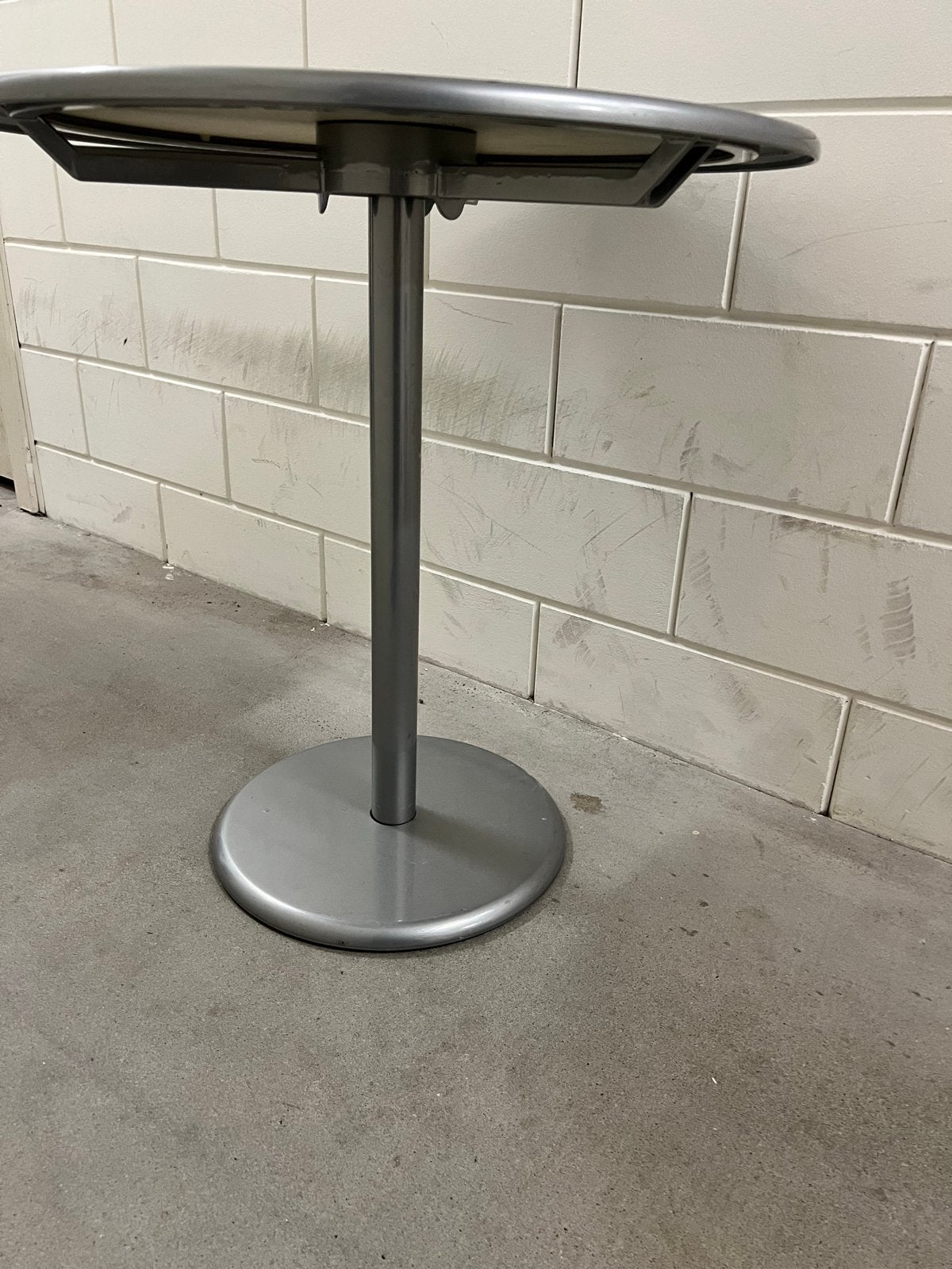 Kartell Vico Magistretti Bijzettafel - Grijs Metaal, Minder dan 55 cm, Gebruikt, Metaal of Aluminium, Rond