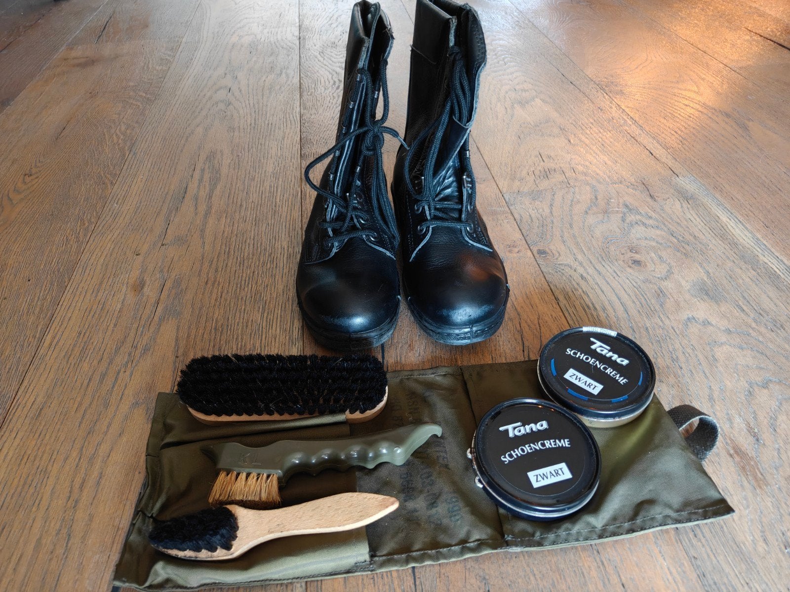 Zwarte legerkisten maat 41 met poetsset, Ophalen of Verzenden, Zo goed als nieuw, Zwart, Boots
